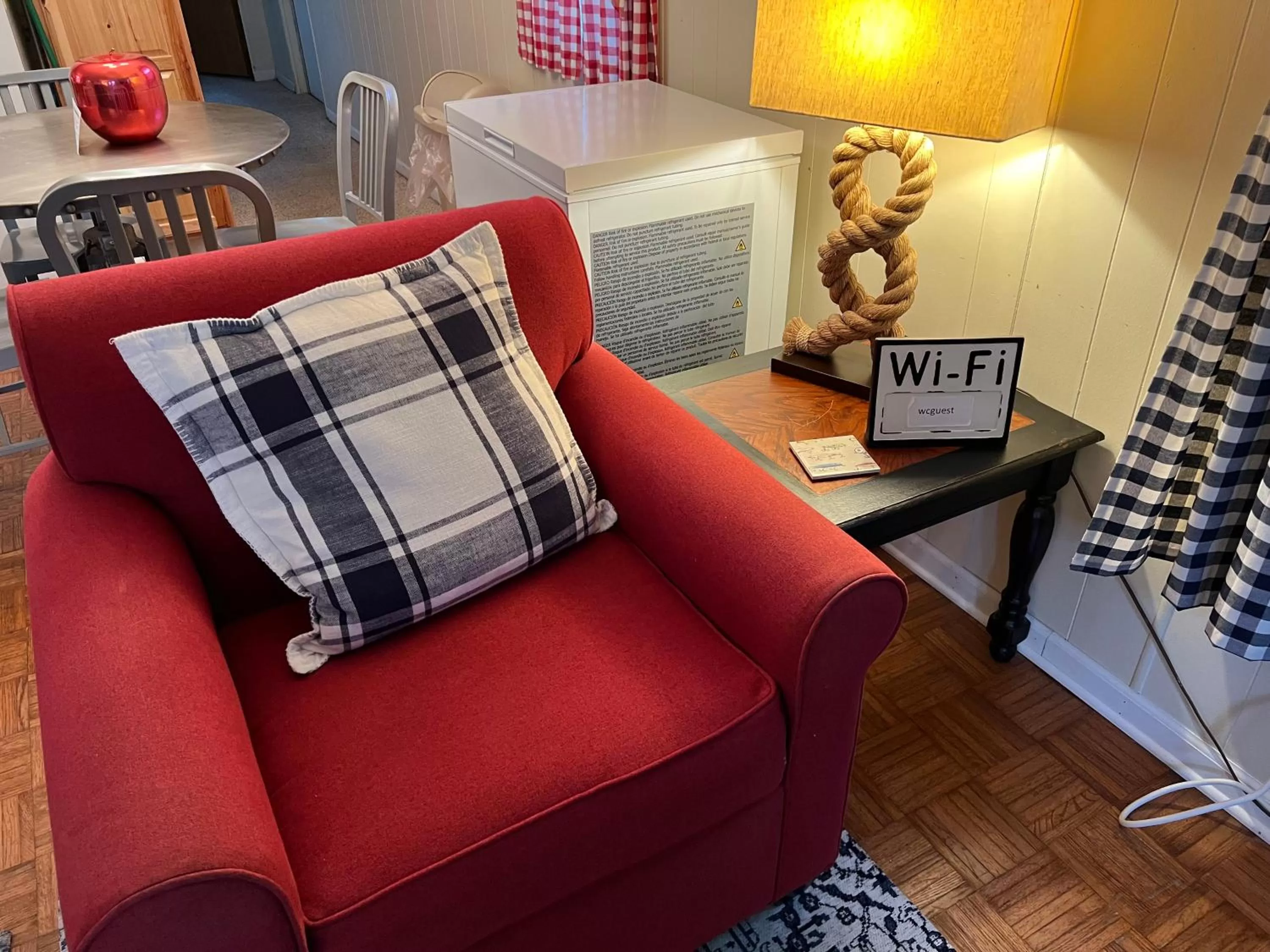 Living room in White Caps Motel and RV Park