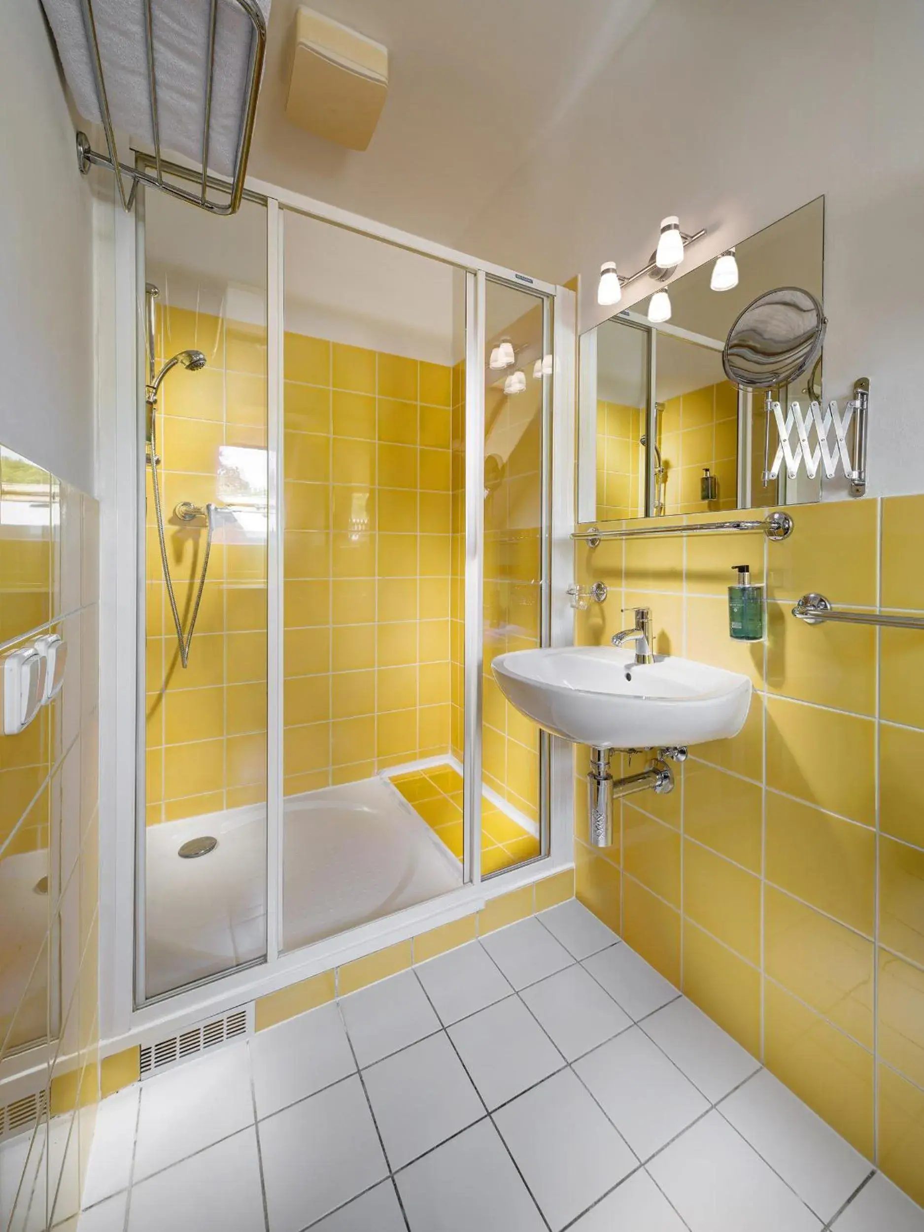 Shower, Bathroom in Hotel Michael