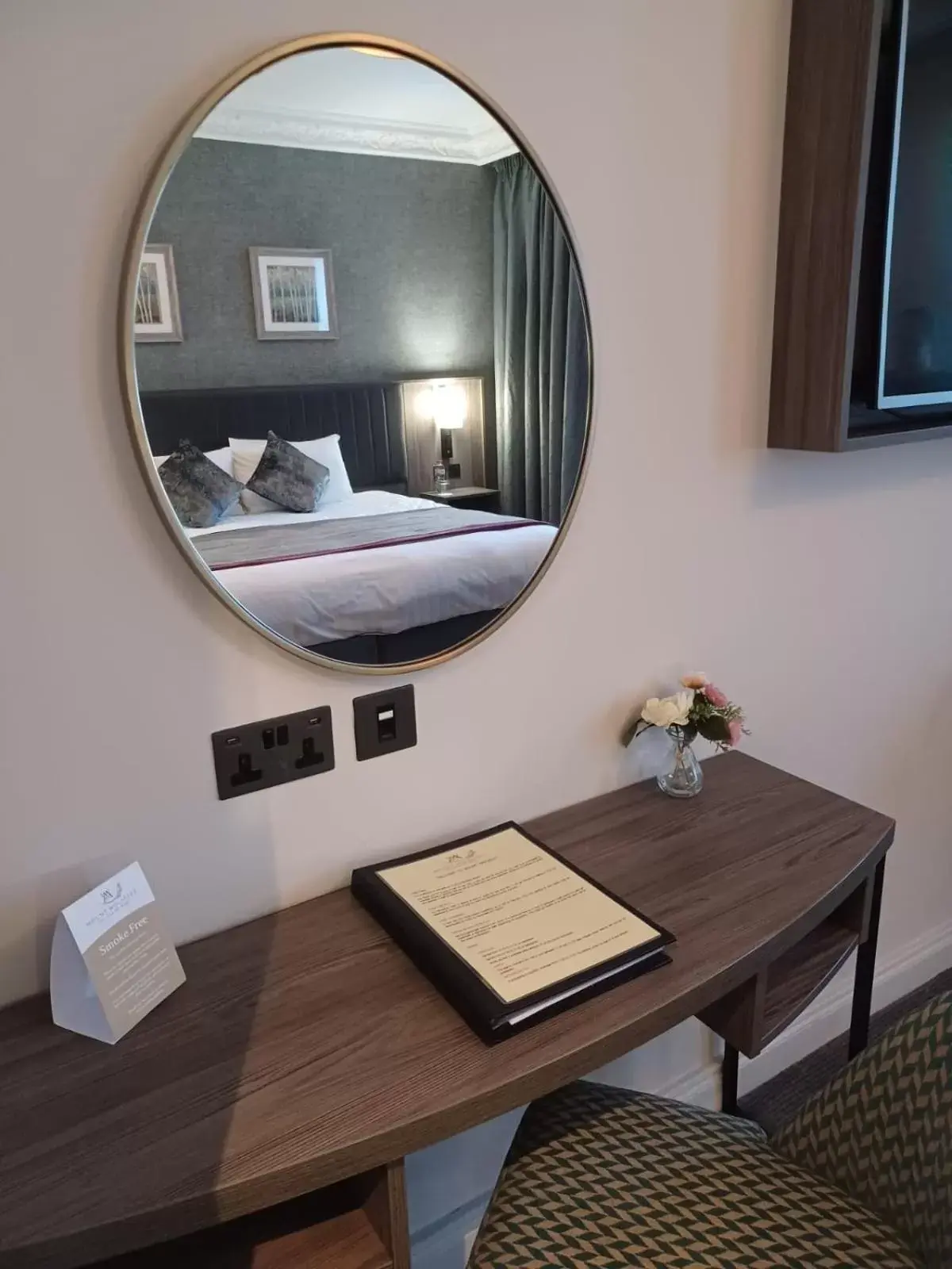 Bedroom, TV/Entertainment Center in Mount Wolseley Hotel Spa & Golf Resort