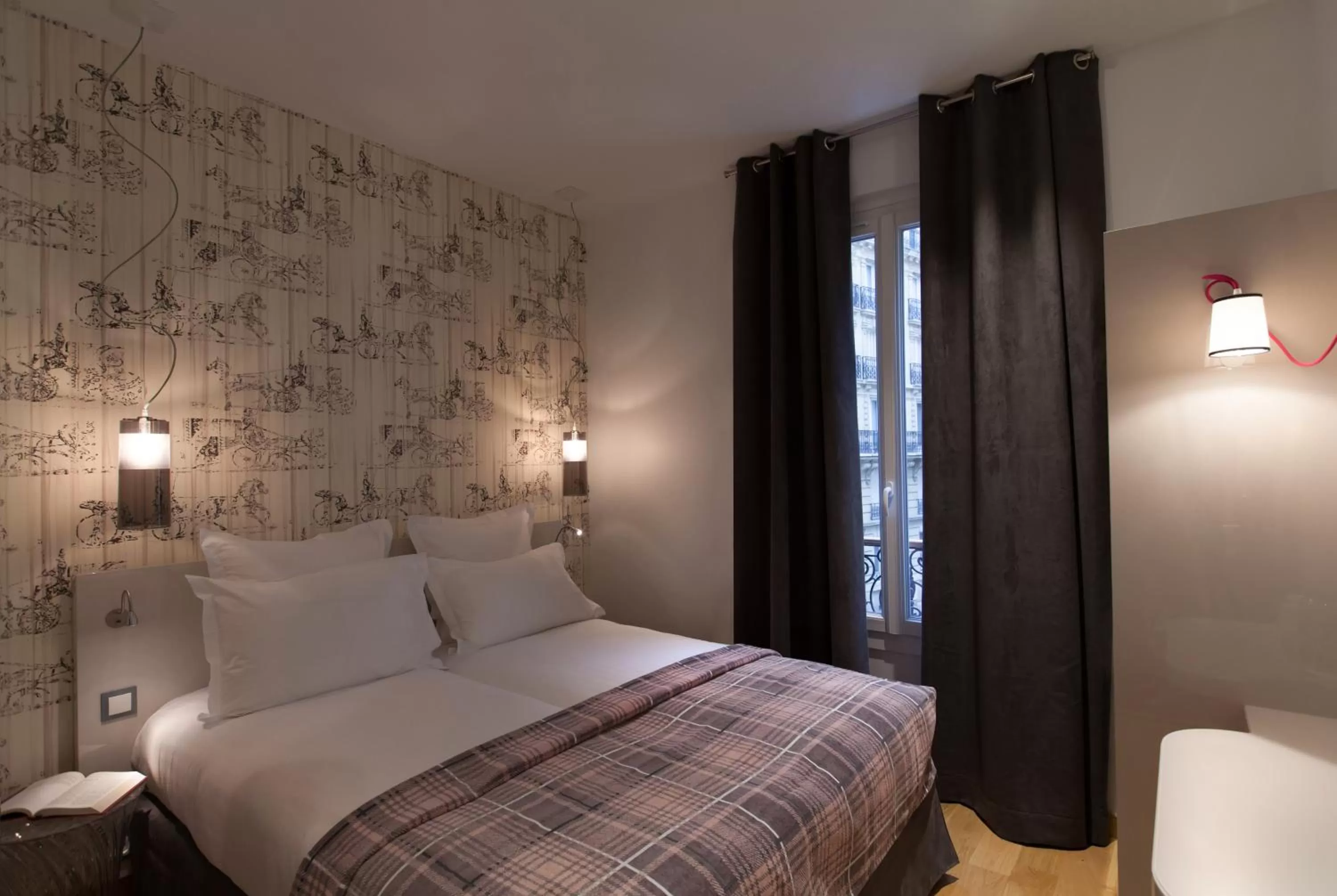 Photo of the whole room, Bed in Le Mireille