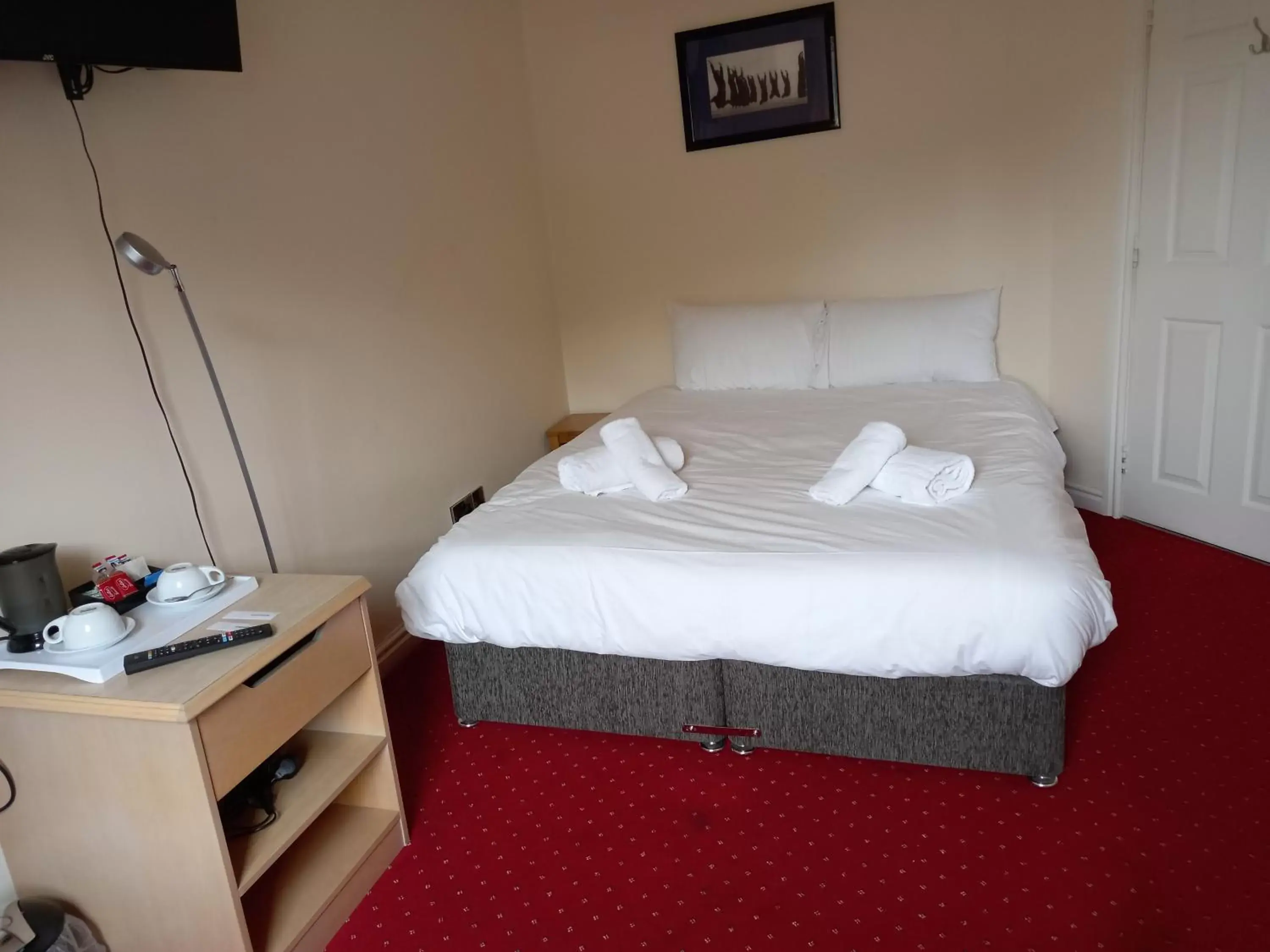 Photo of the whole room, Bed in The Knighton Hotel