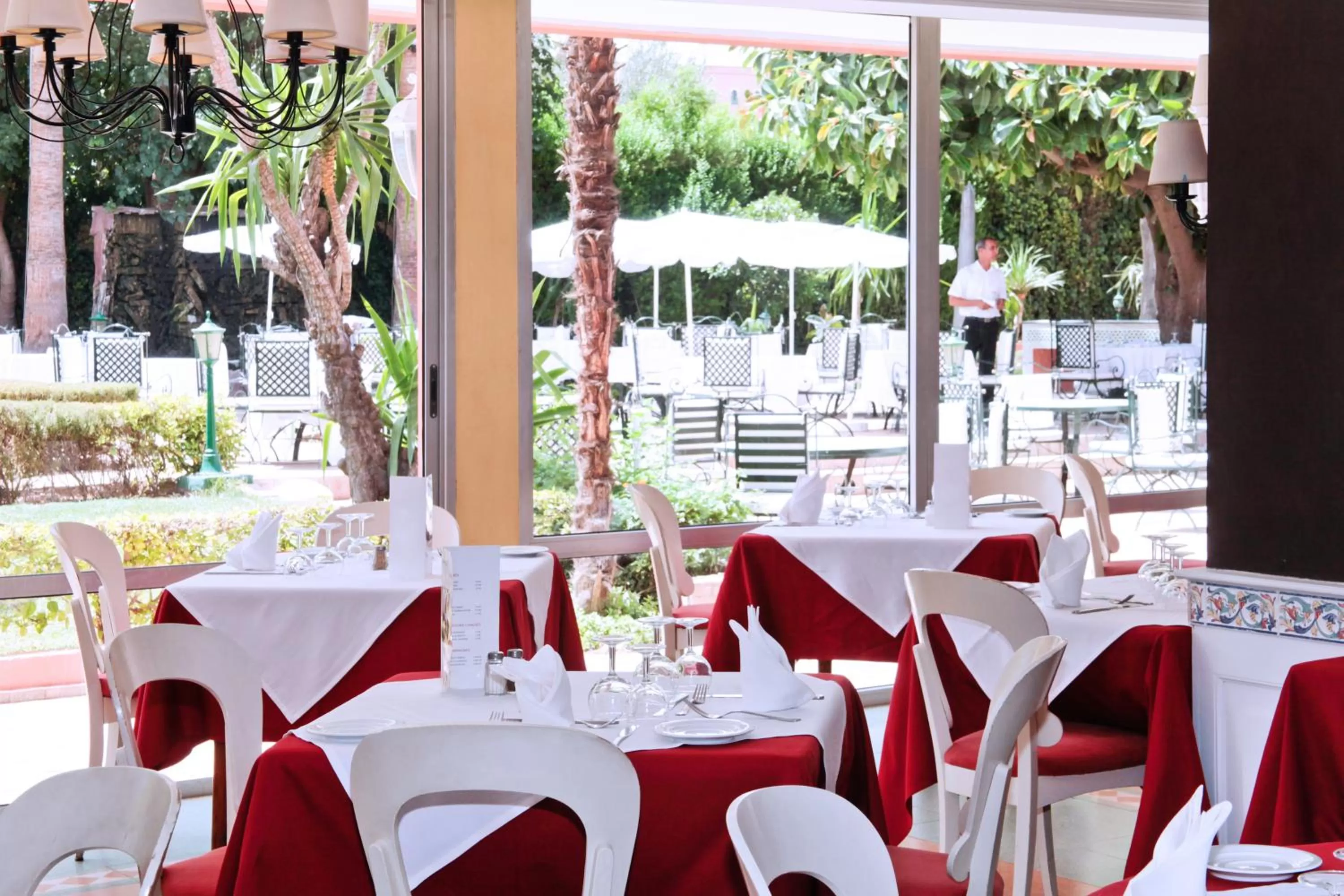 Restaurant/places to eat in Chems Hotel