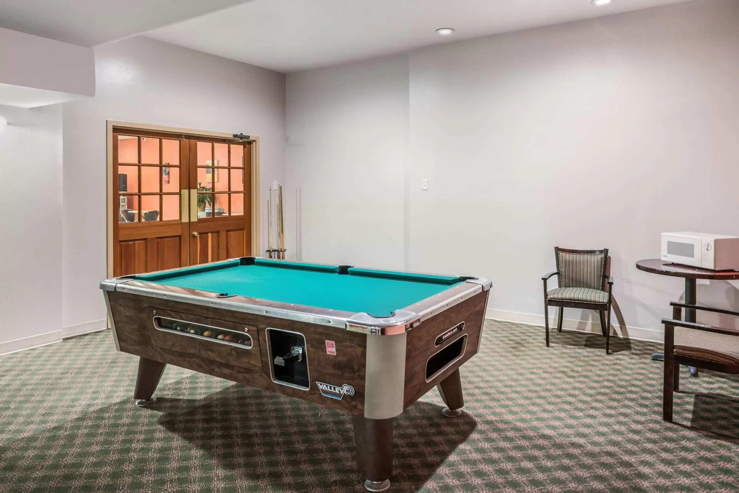 Game Room, Billiards in Motel 6-Henderson, TX
