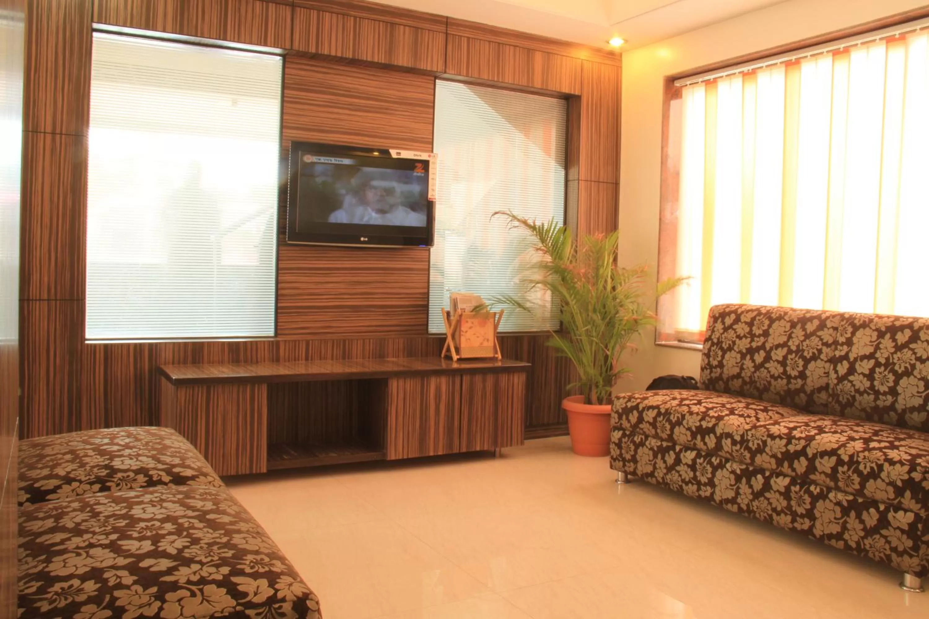 Communal lounge/ TV room in Hotel Sai Gurusthan