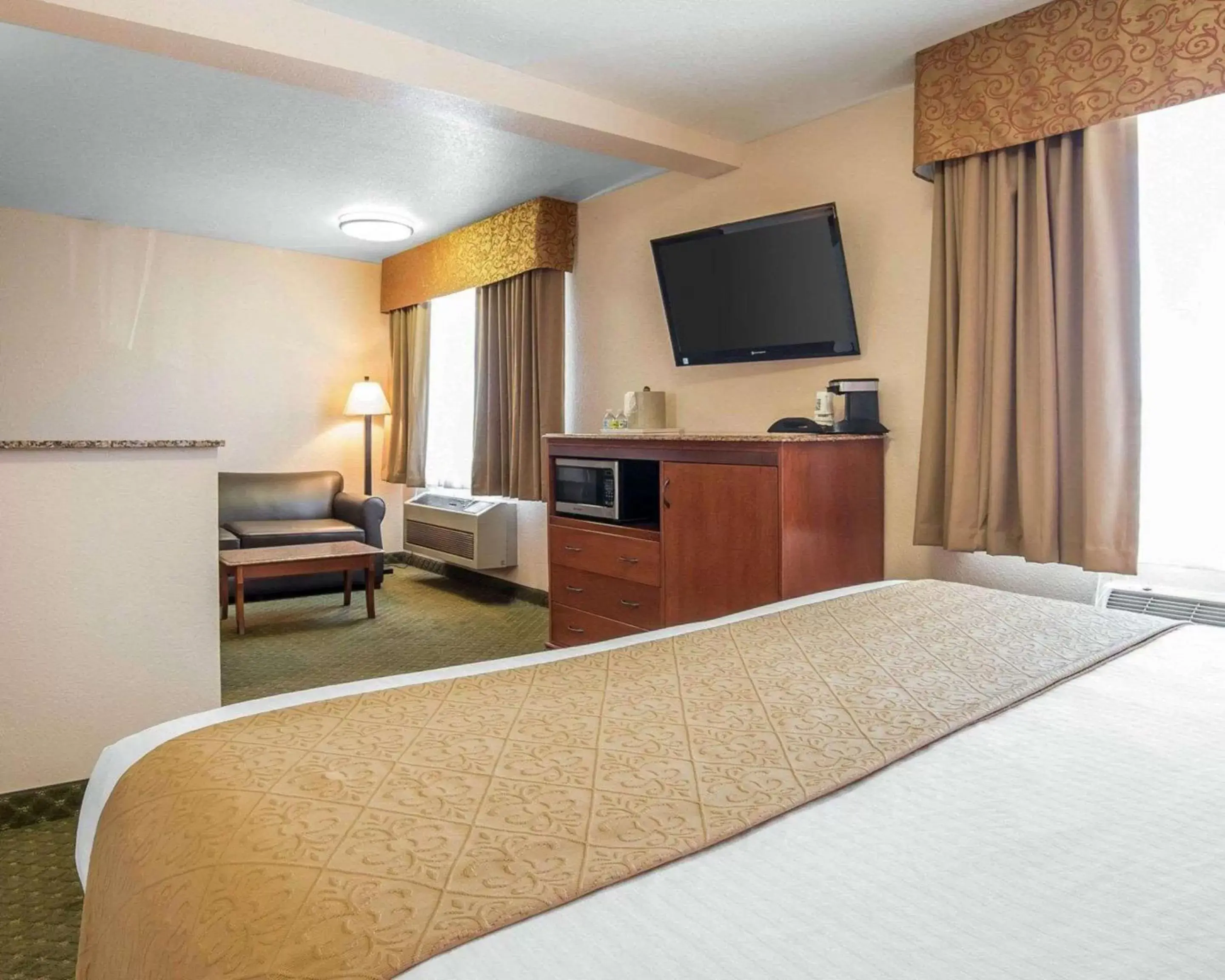 Photo of the whole room, Bed in Quality Inn Winnemucca - Model T Casino Photo of the whole room, Bed in Quality Inn Winnemucca - Model T Casino