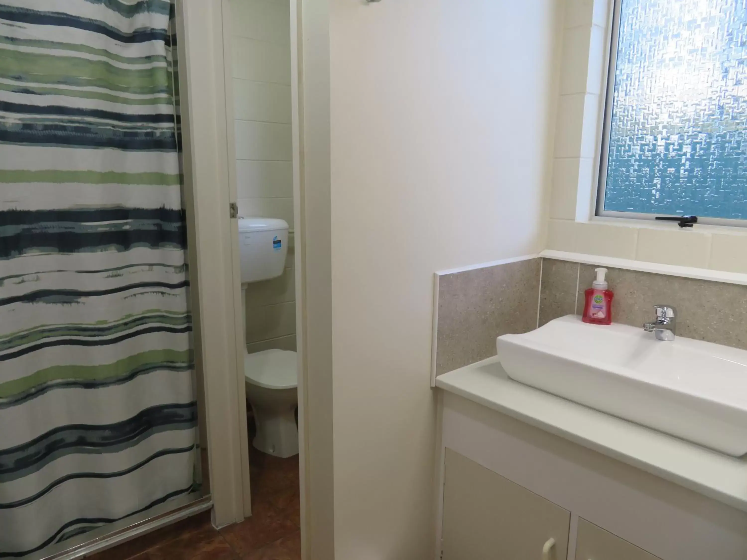 Bathroom in Commodore Court Motel