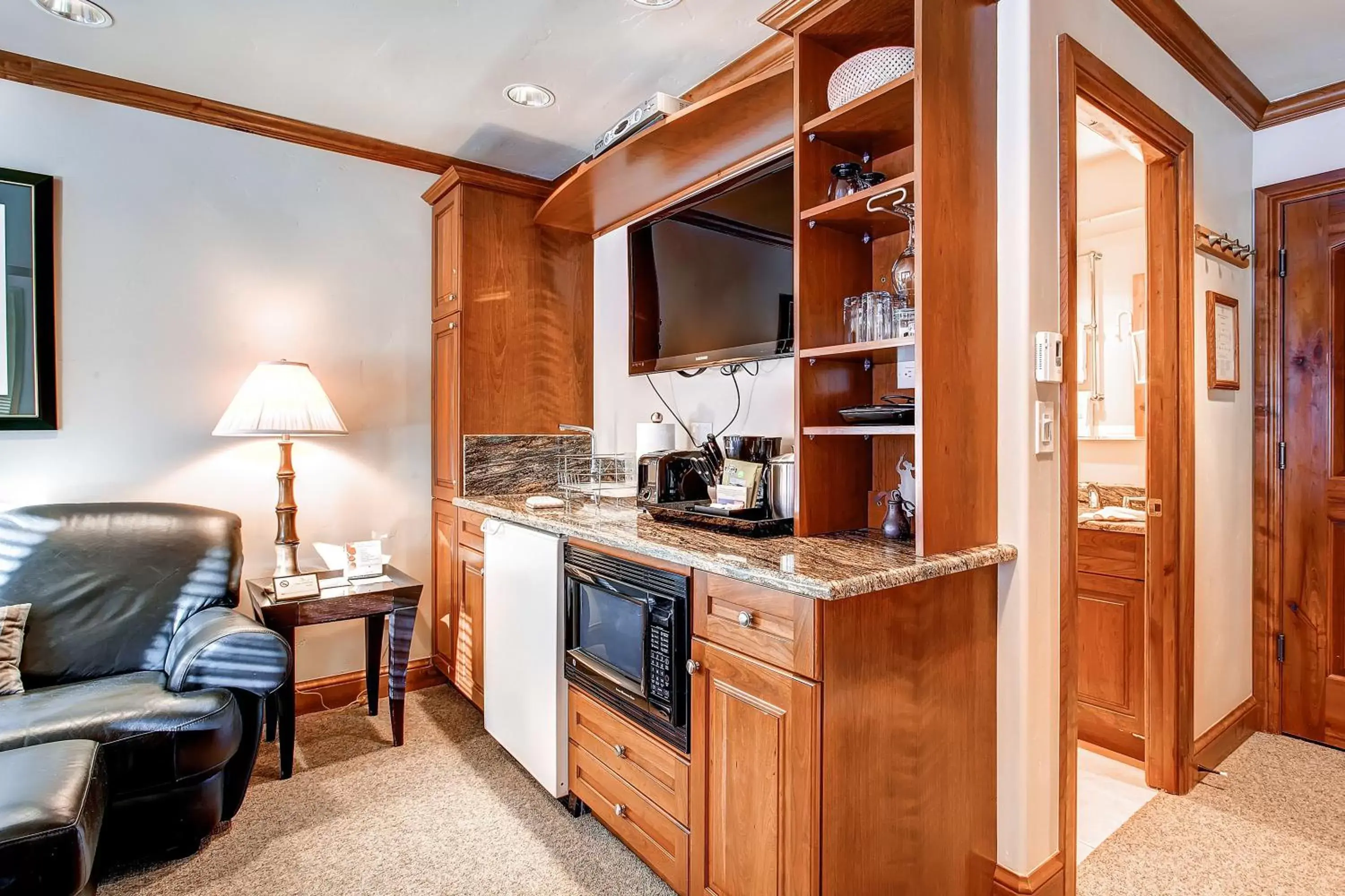 Bathroom, Kitchen/Kitchenette in Lion Square Lodge