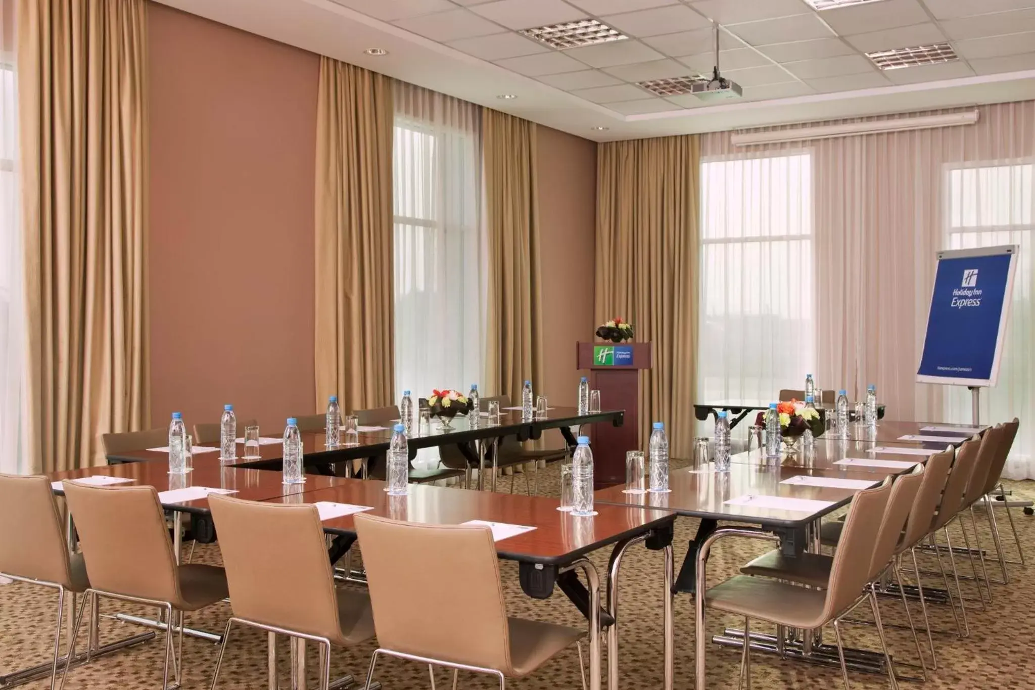Meeting/conference room, Restaurant/Places to Eat in Holiday Inn Express Dubai, Jumeirah, an IHG Hotel