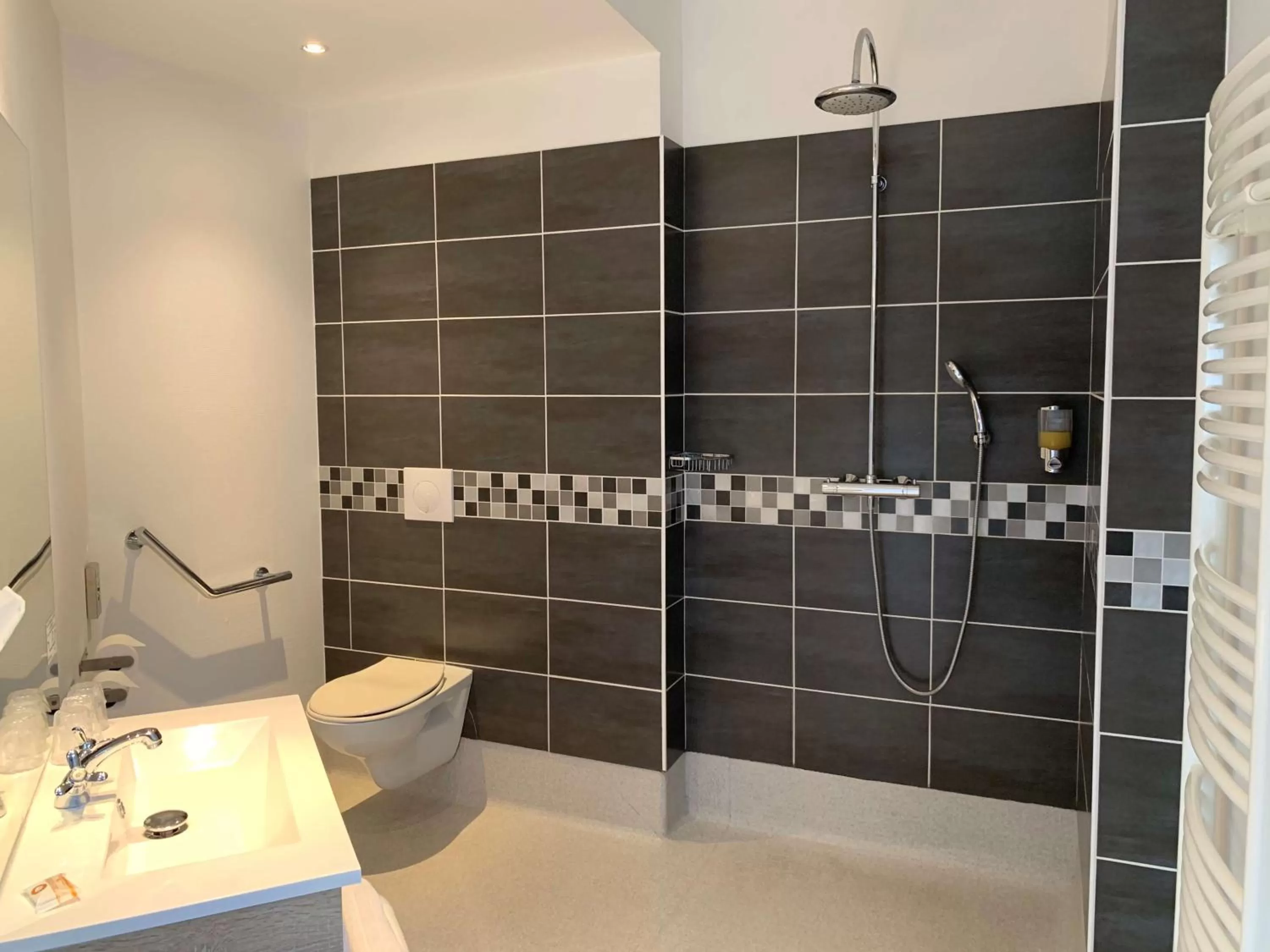 Photo of the whole room in Best Western Hôtel Des Voyageurs