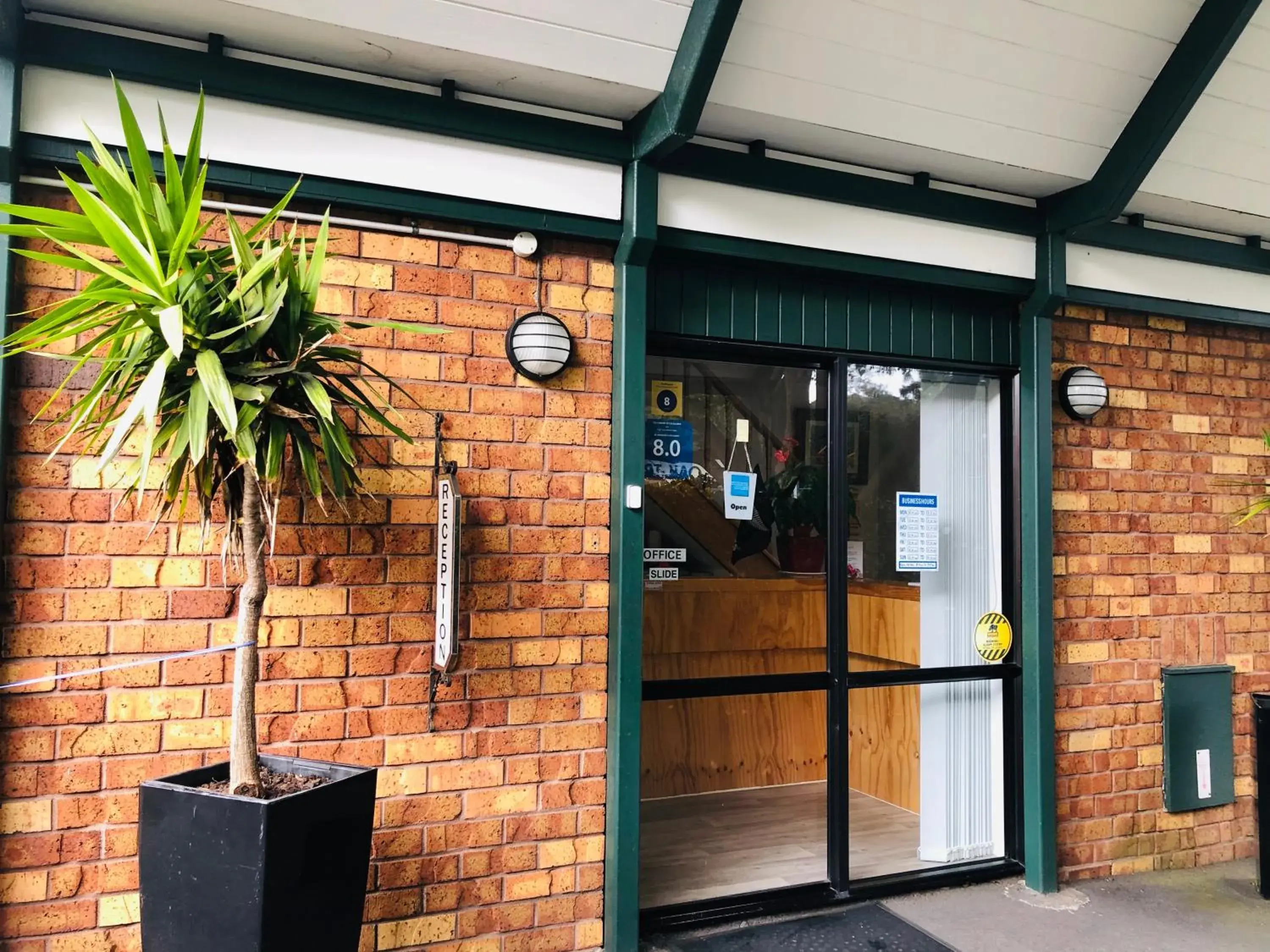 Facade/entrance in Tudor Court Motor Lodge Hotel