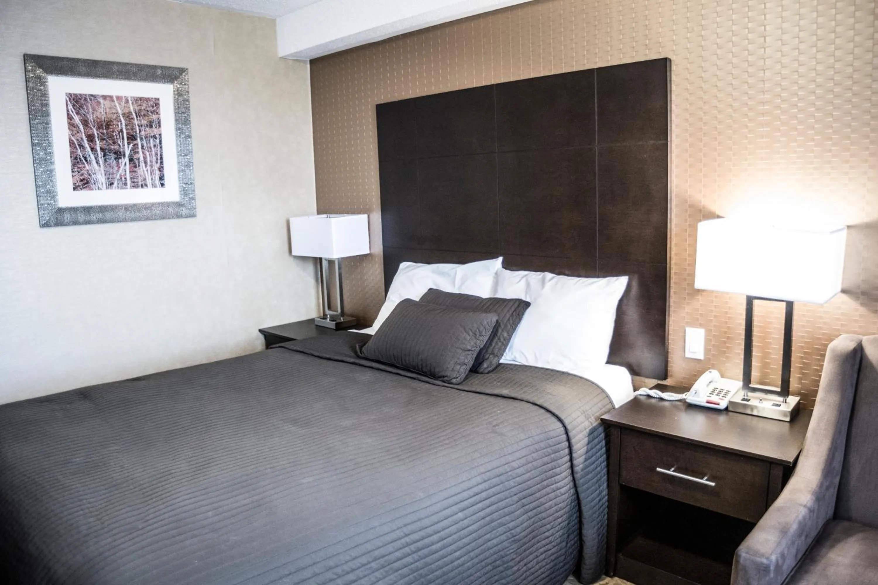 Bed in Mississauga Gate Inn