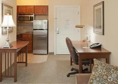 Photo of the whole room, Kitchen/Kitchenette in Staybridge Suites Lafayette-Airport, an IHG Hotel