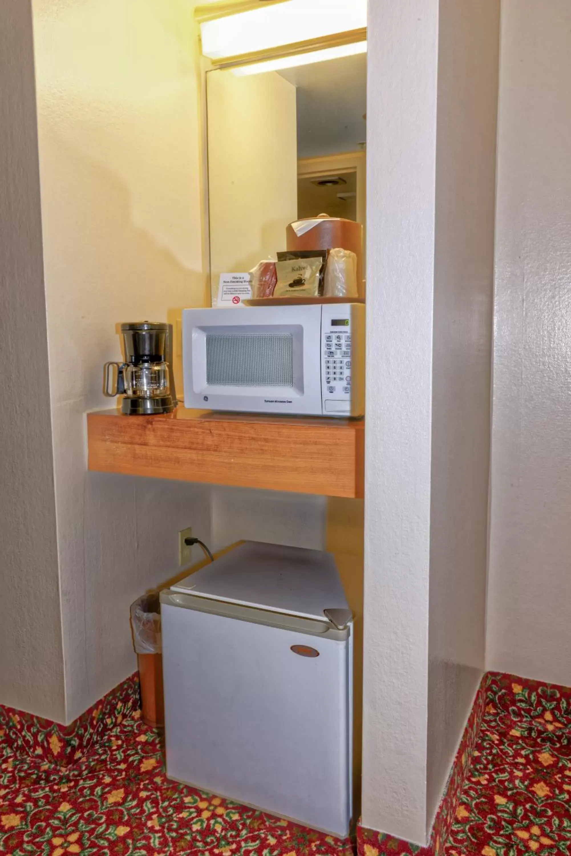 Coffee/tea facilities, Kitchen/Kitchenette in Grand Vista Hotel Grand Junction