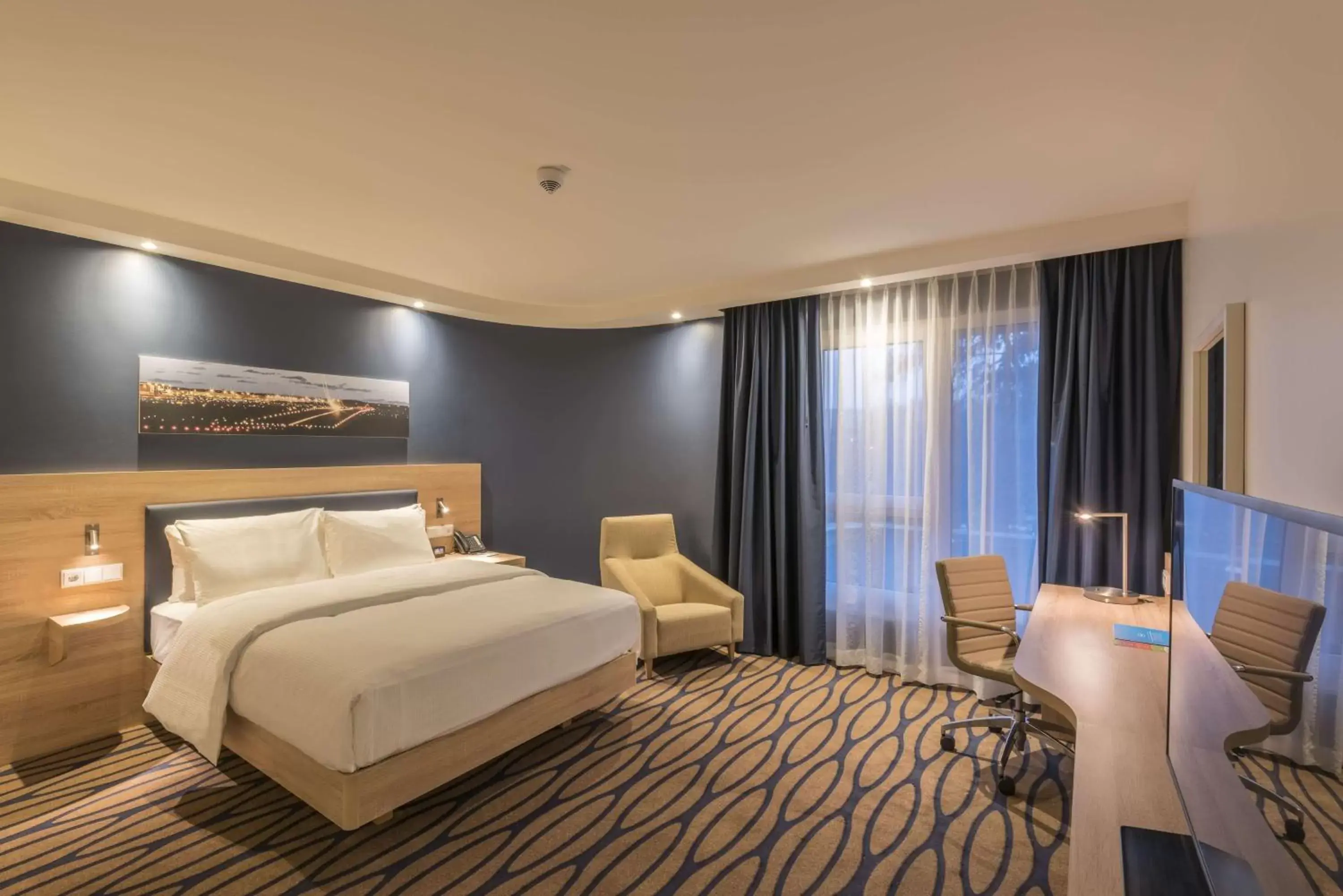 Bedroom, Bed in Hampton By Hilton Frankfurt Airport