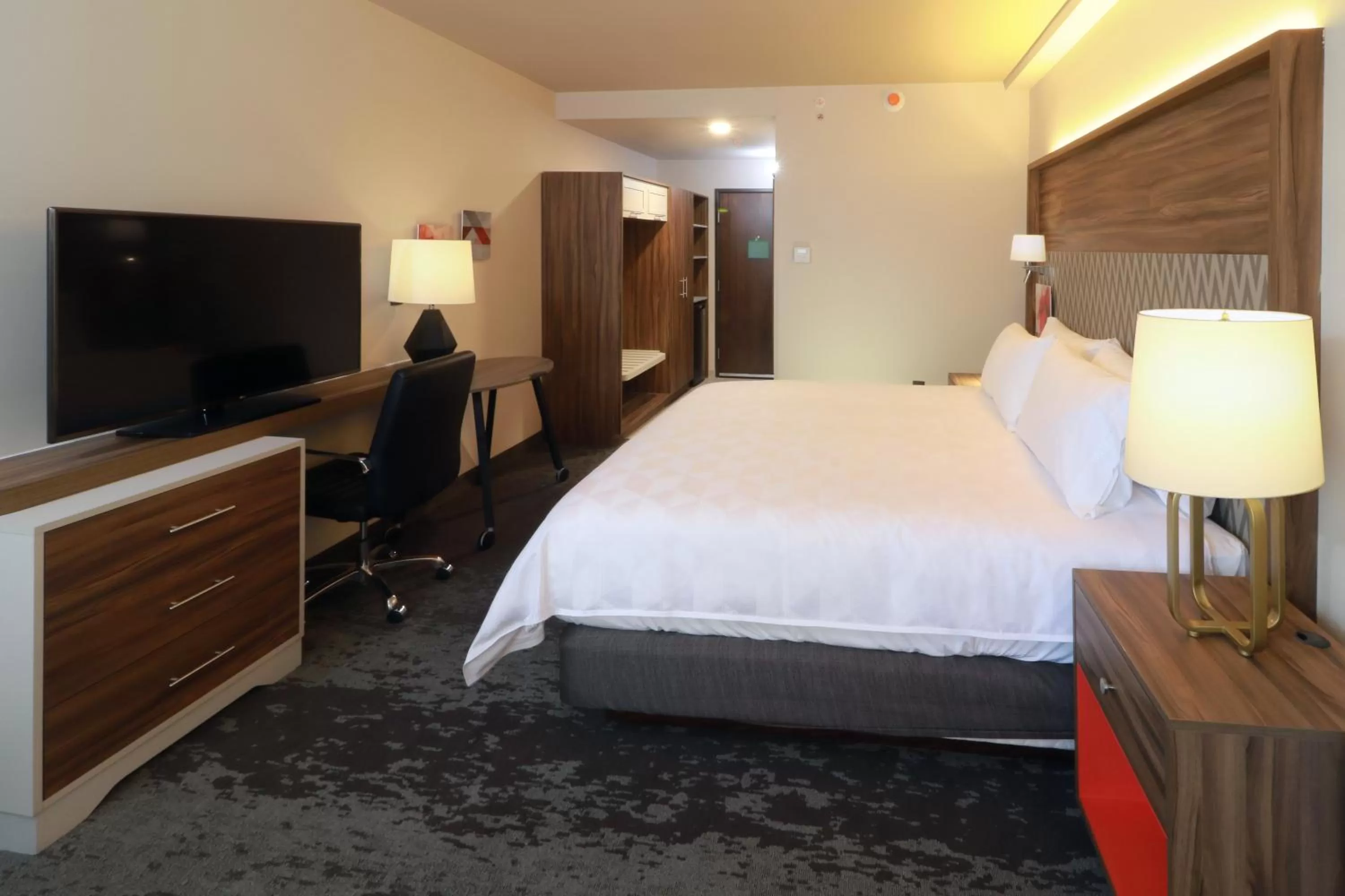 Photo of the whole room, Bed in Holiday Inn & Suites Monterrey Apodaca Zona Airport, an IHG hotel