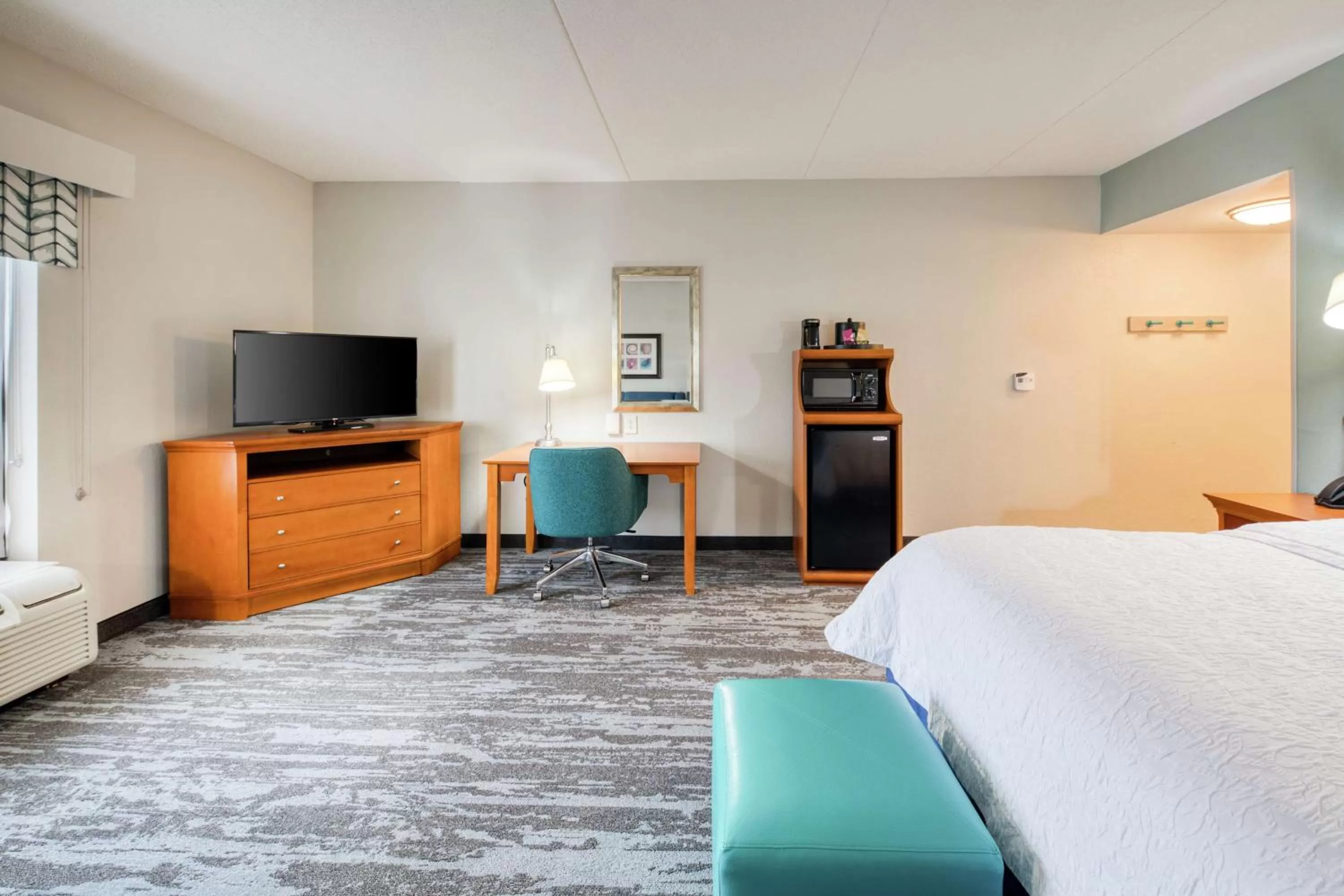 Bedroom, Bed in Hampton Inn Wilmington University Area