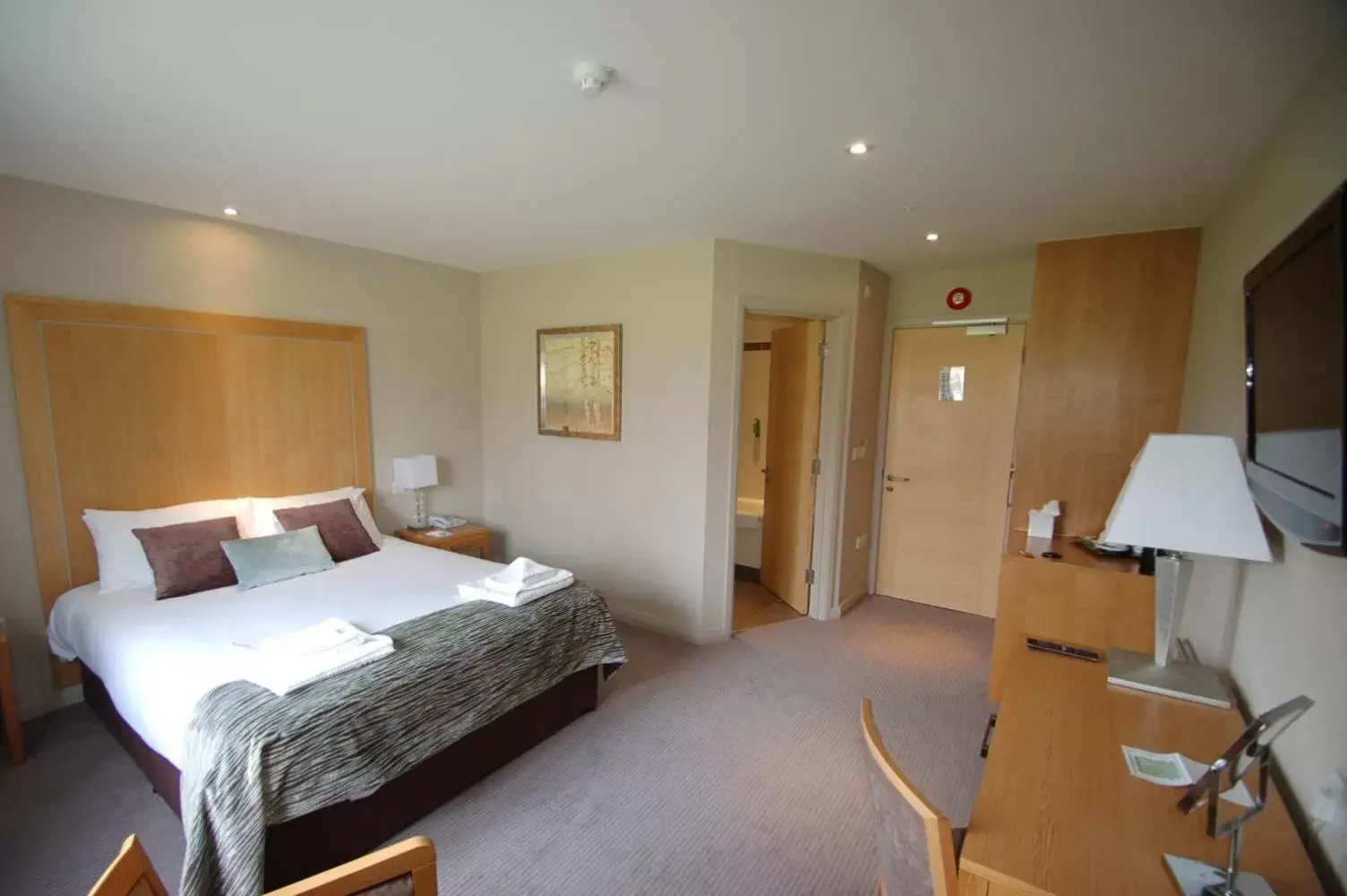 Photo of the whole room, Bed in Kings Court Hotel