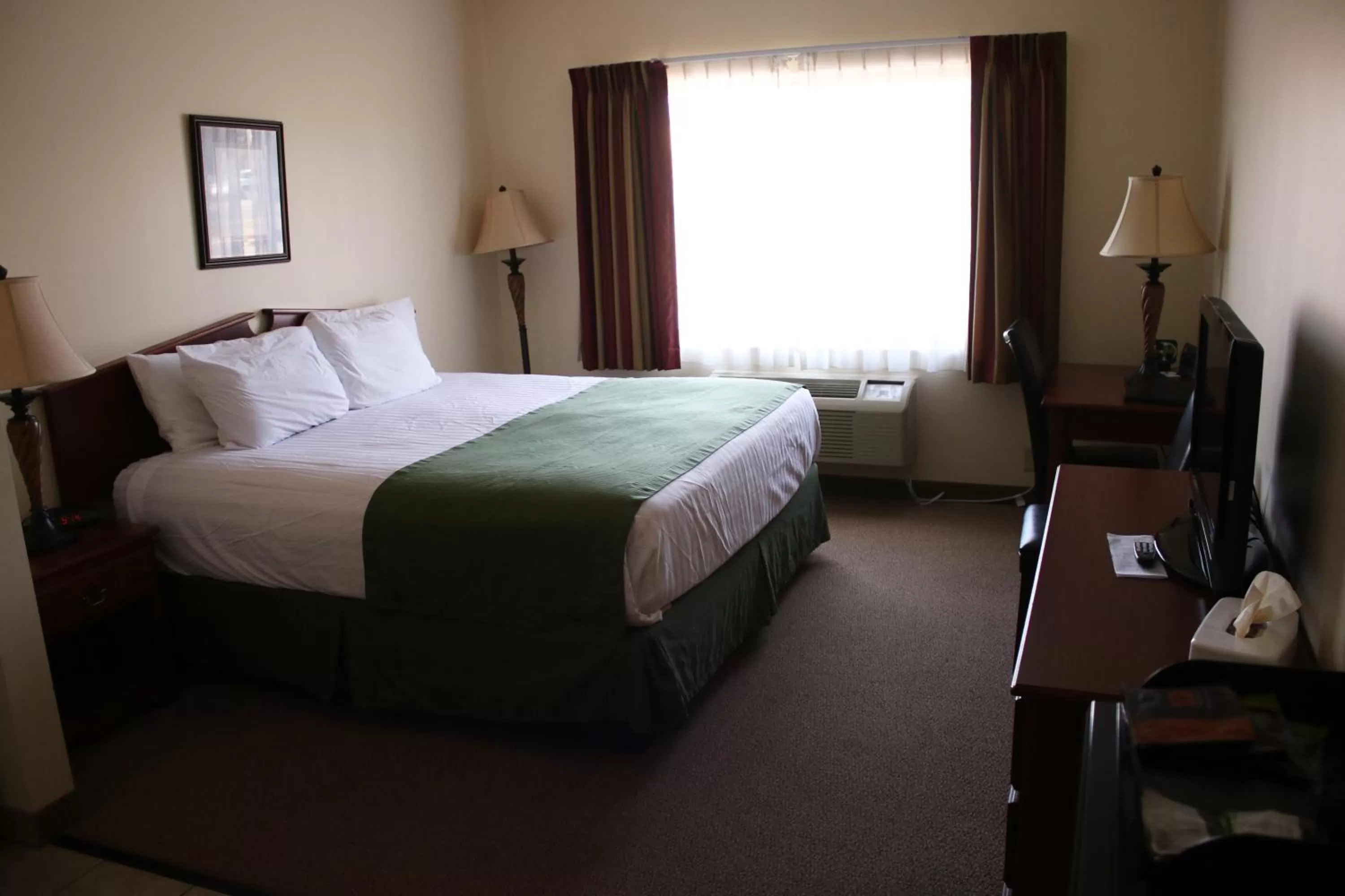 Photo of the whole room, Bed in The Edgewood Hotel and Suites