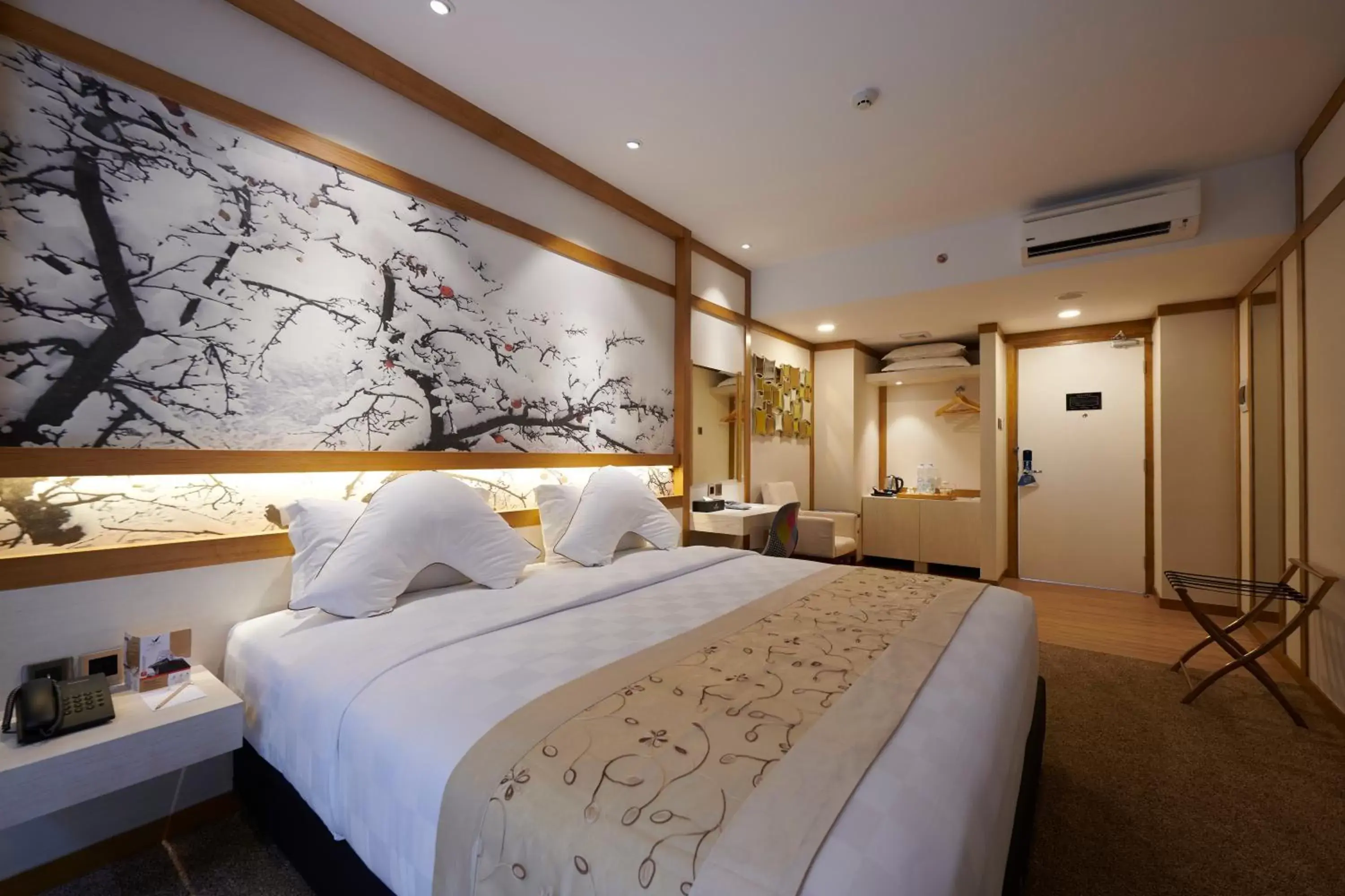 Bed in Verse Luxe Hotel Wahid Hasyim