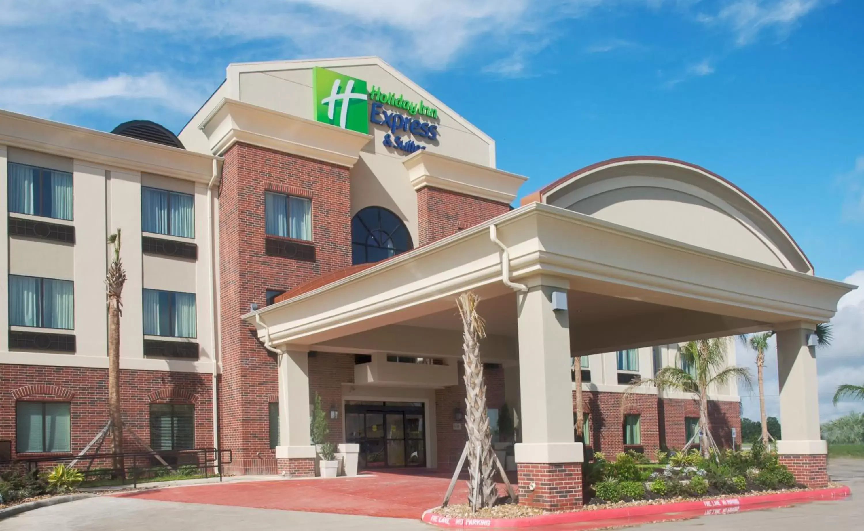 Property Building in Holiday Inn Express Hotel & Suites Winnie, an IHG Hotel