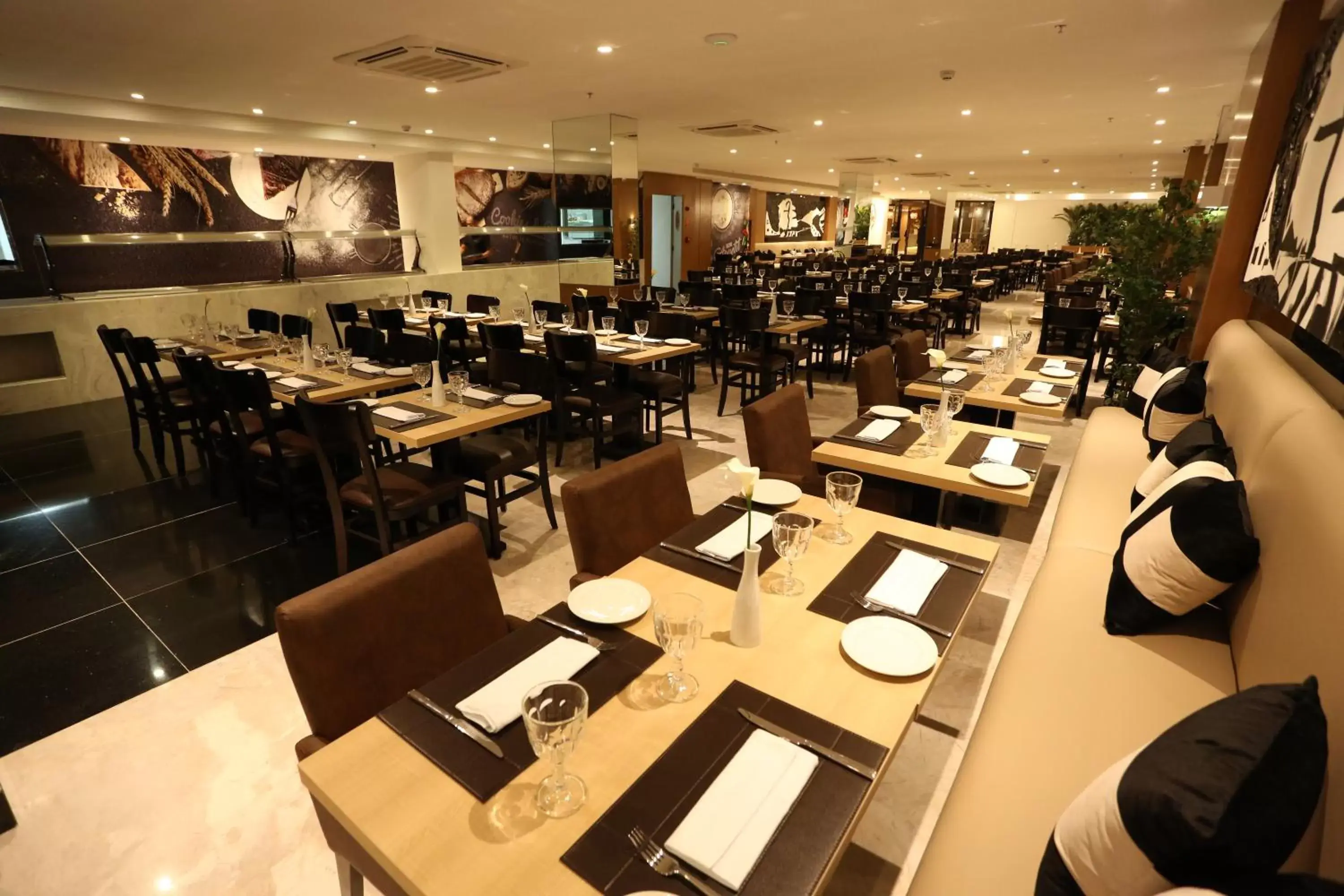 Restaurant/places to eat in Royal Regency Palace Hotel Restaurant/places to eat in Royal Regency Palace Hotel