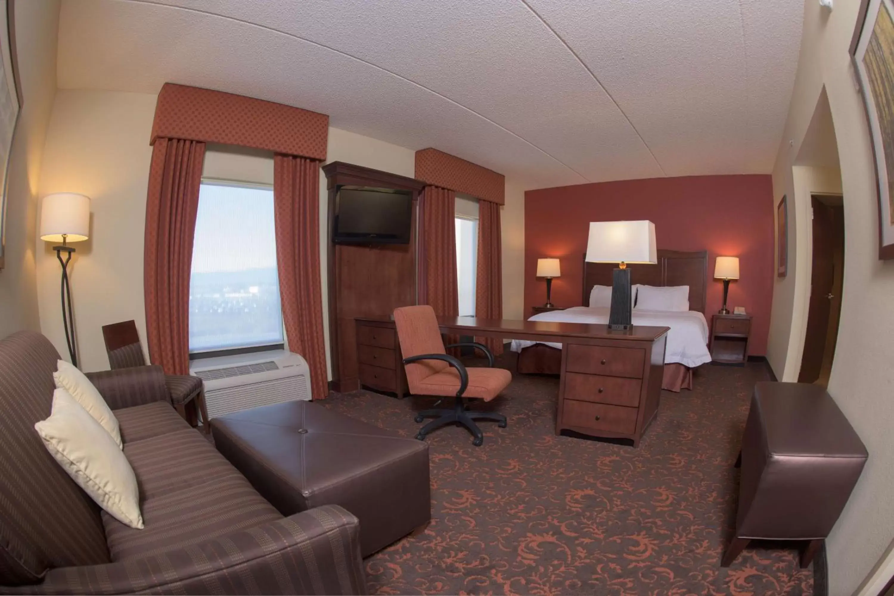 Bed, Seating Area in Hampton Inn and Suites Woodstock, Virginia