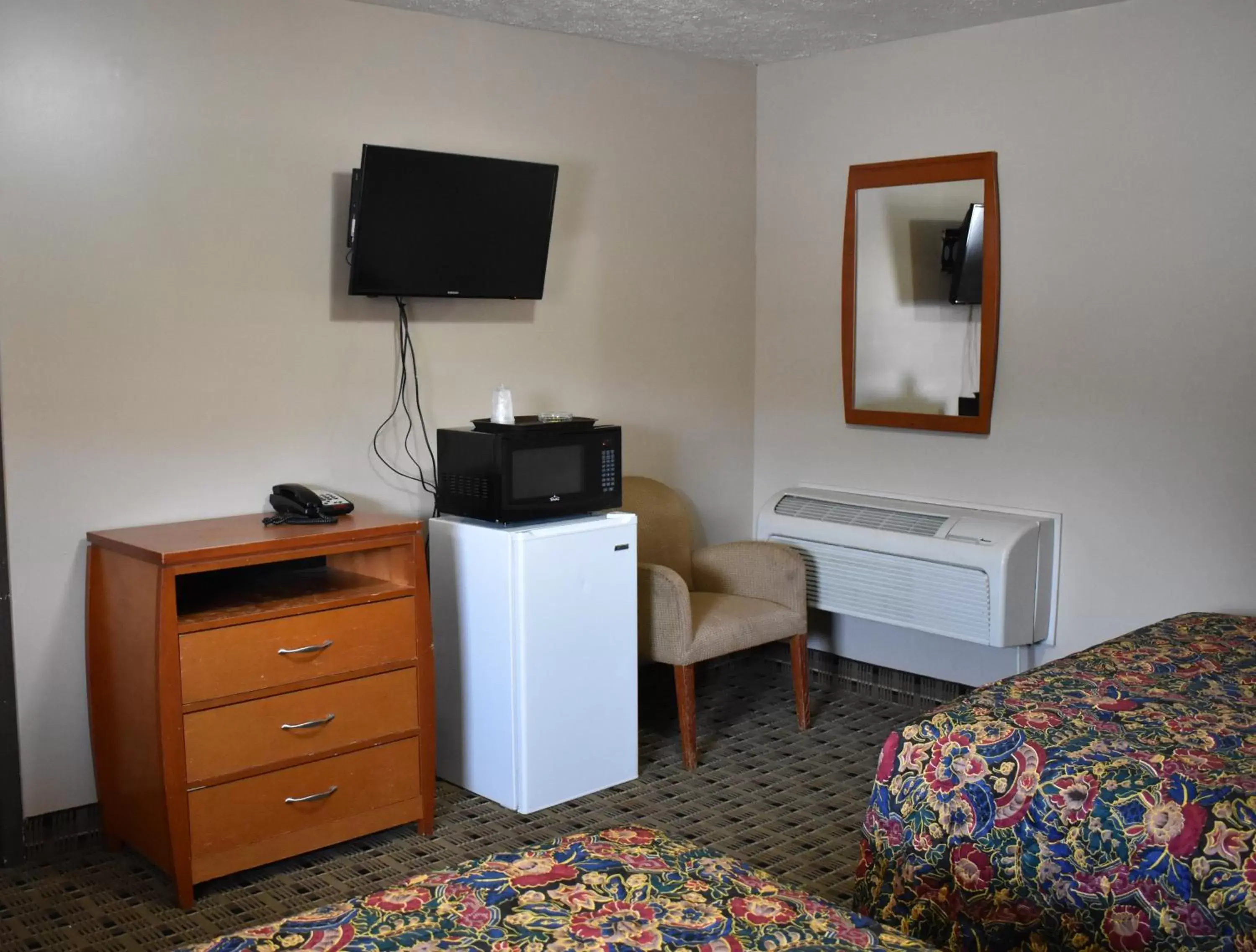 TV and multimedia, TV/Entertainment Center in Economy Inn & Suites