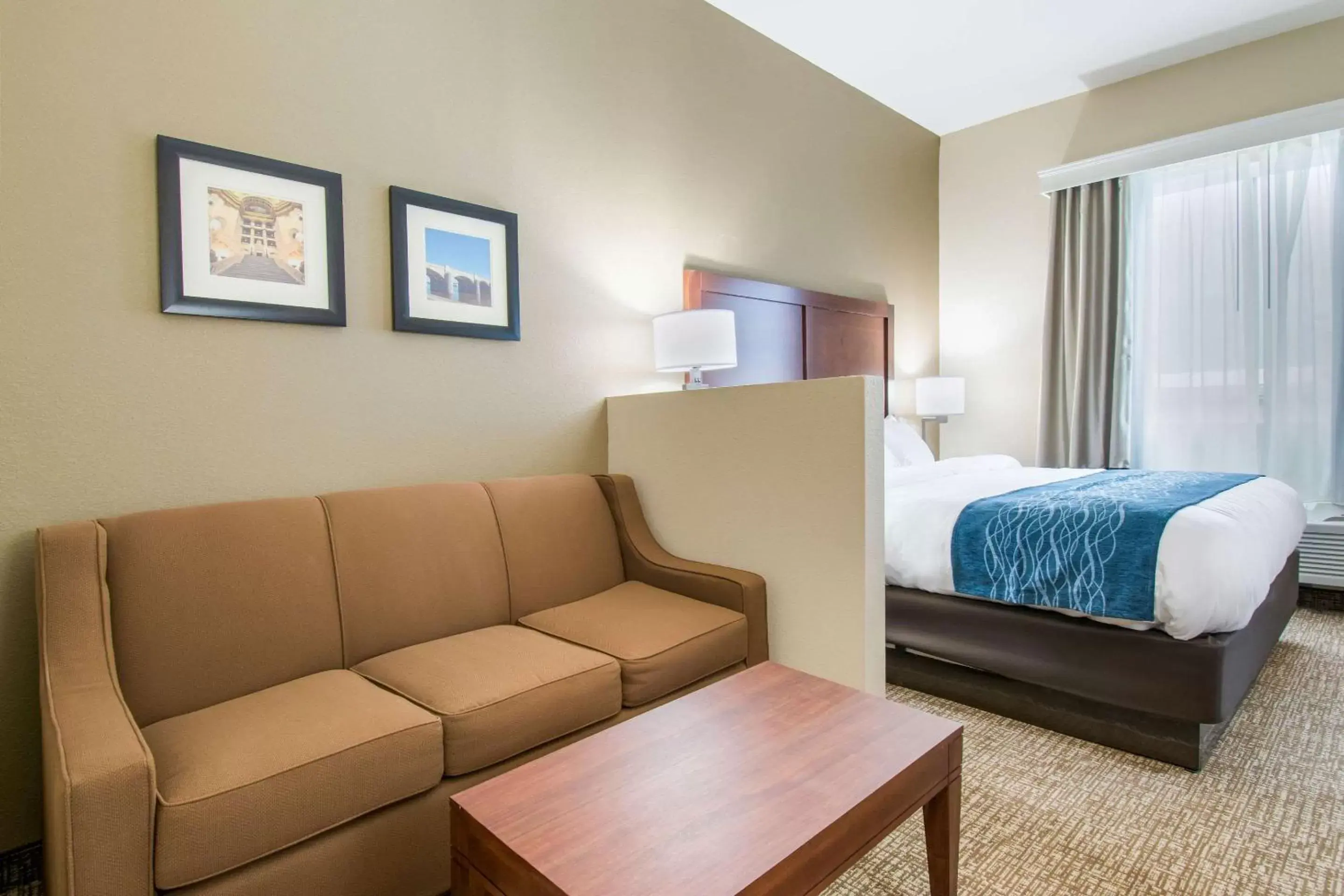 Photo of the whole room, Seating Area in Comfort Inn & Suites Harrisburg - Hershey West