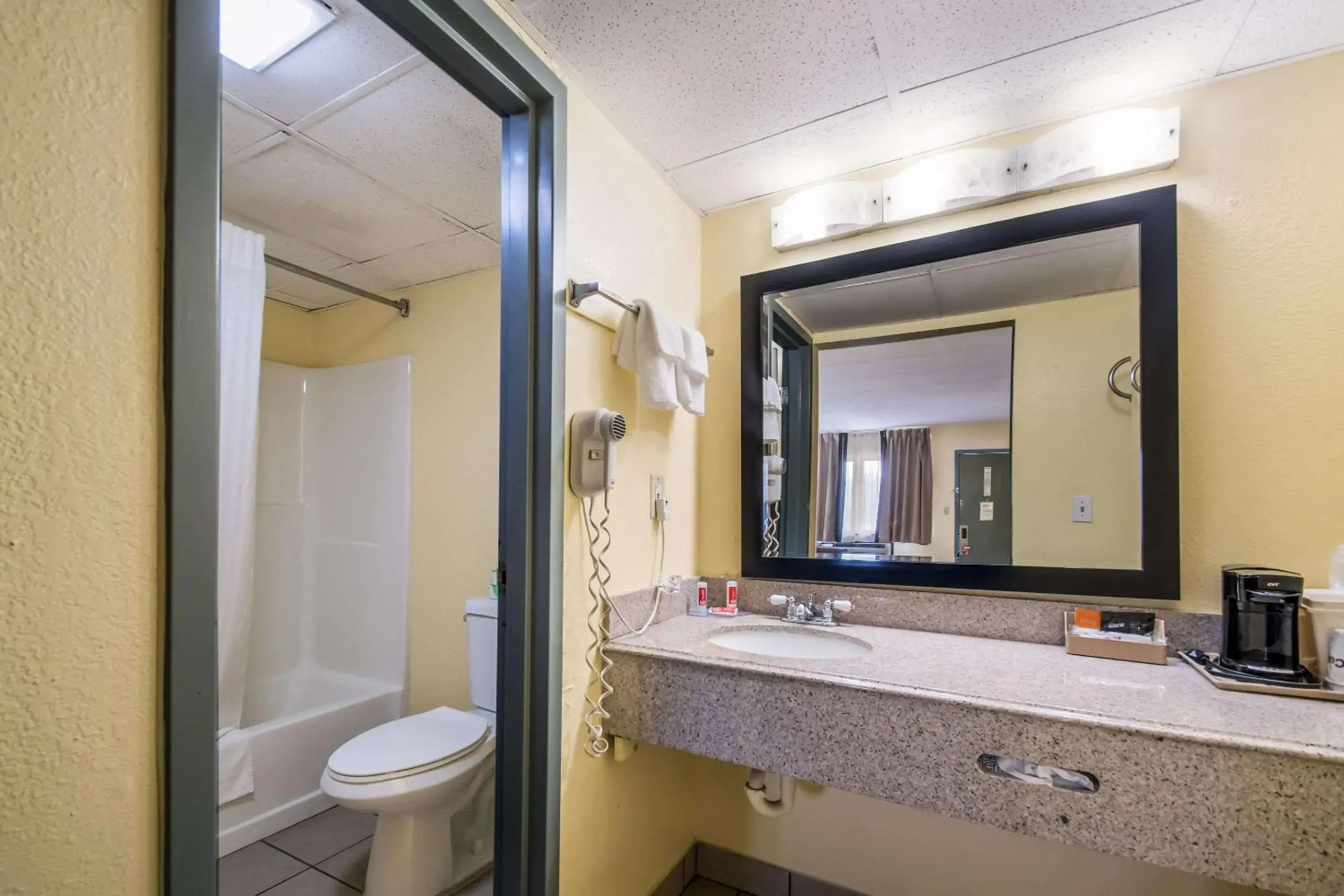 Bathroom in Econo Lodge Kearney