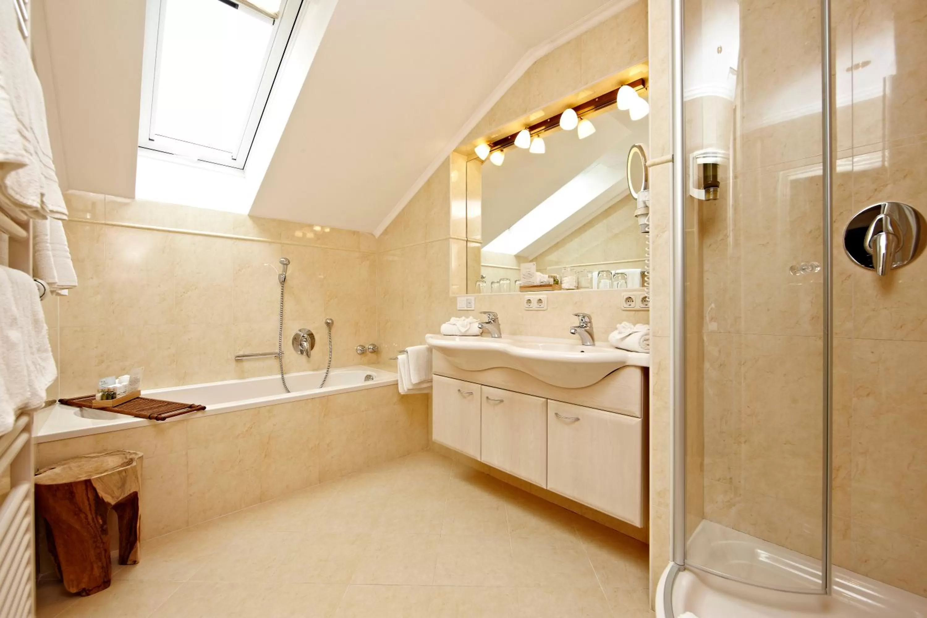 Bathroom in Staudacherhof in Garmisch-Partenkirchen I Blick aufs Zugspitzmassiv I einzigartige Bayurvida Küche