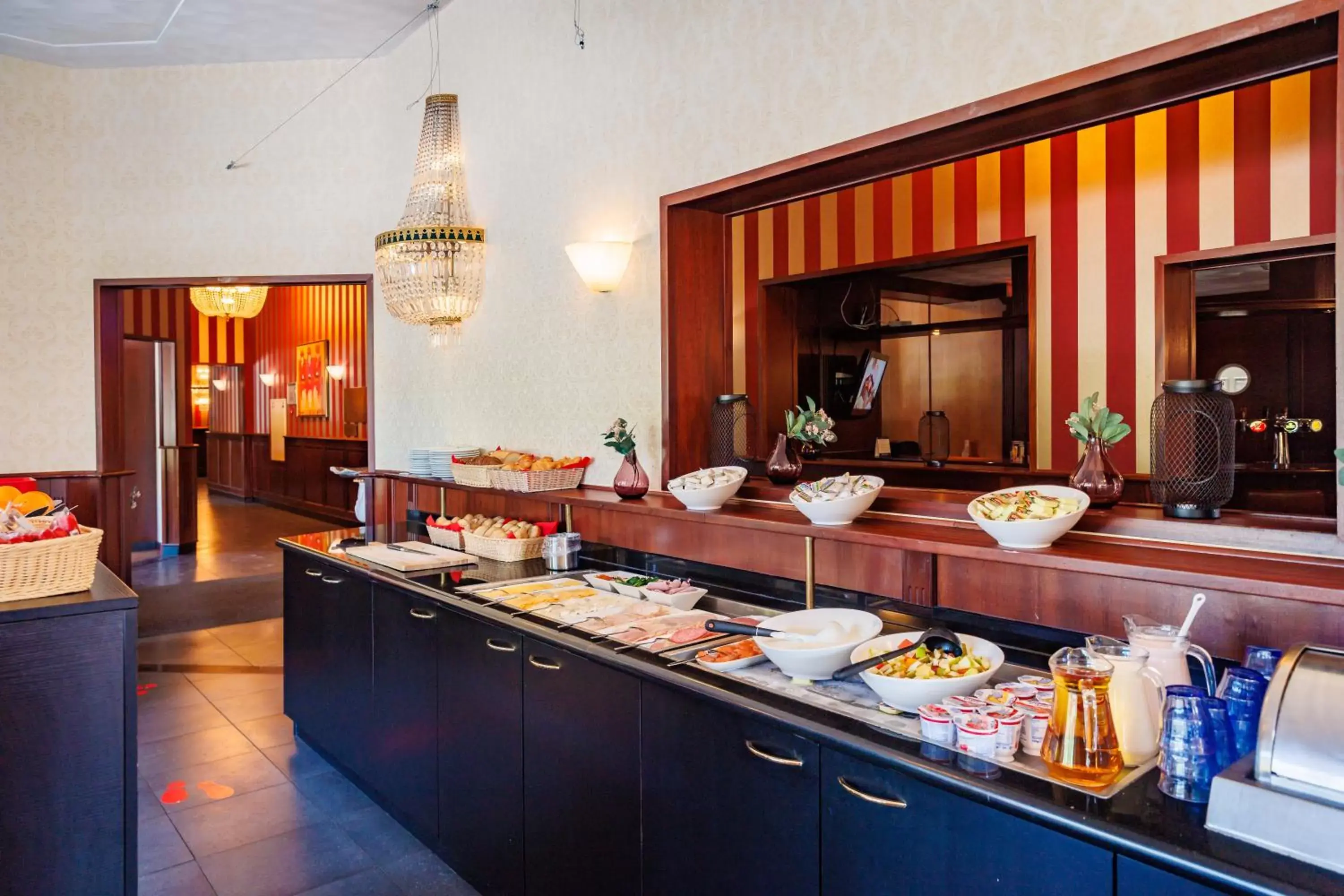 Buffet breakfast, Restaurant/Places to Eat in Bastion Hotel Apeldoorn Het Loo