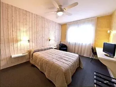 Photo of the whole room, Bed in Hôtel du Sablar