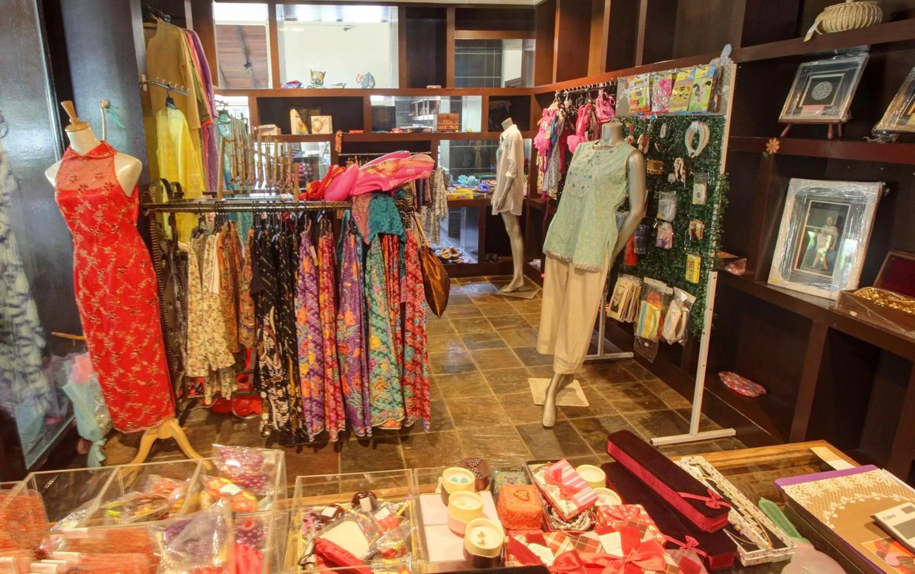 Shopping Area in Rebak Island Resort & Marina, Langkawi 大自然 野生动物与美食爱好者的天堂