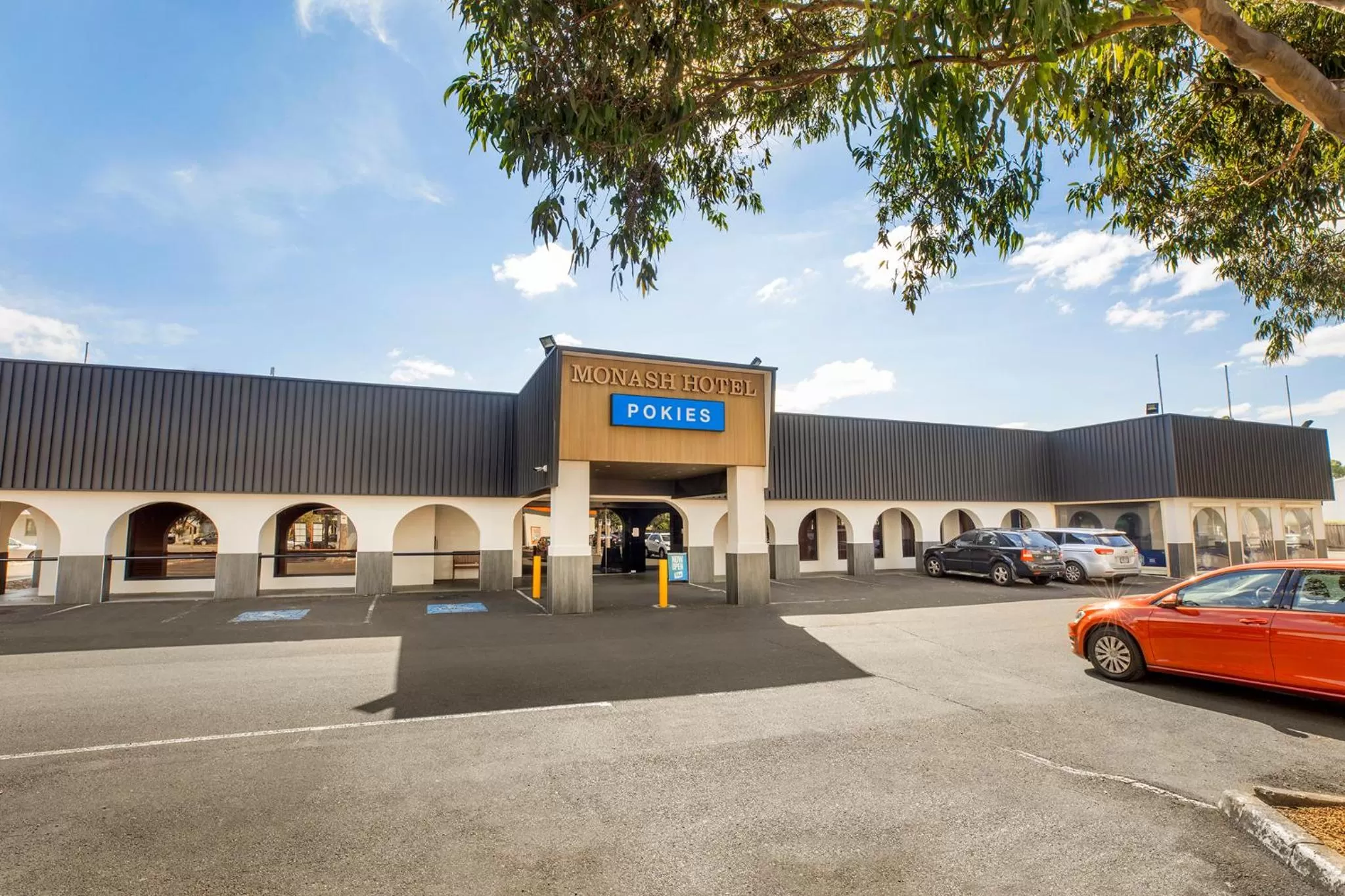 Facade/entrance in Nightcap at Monash Hotel
