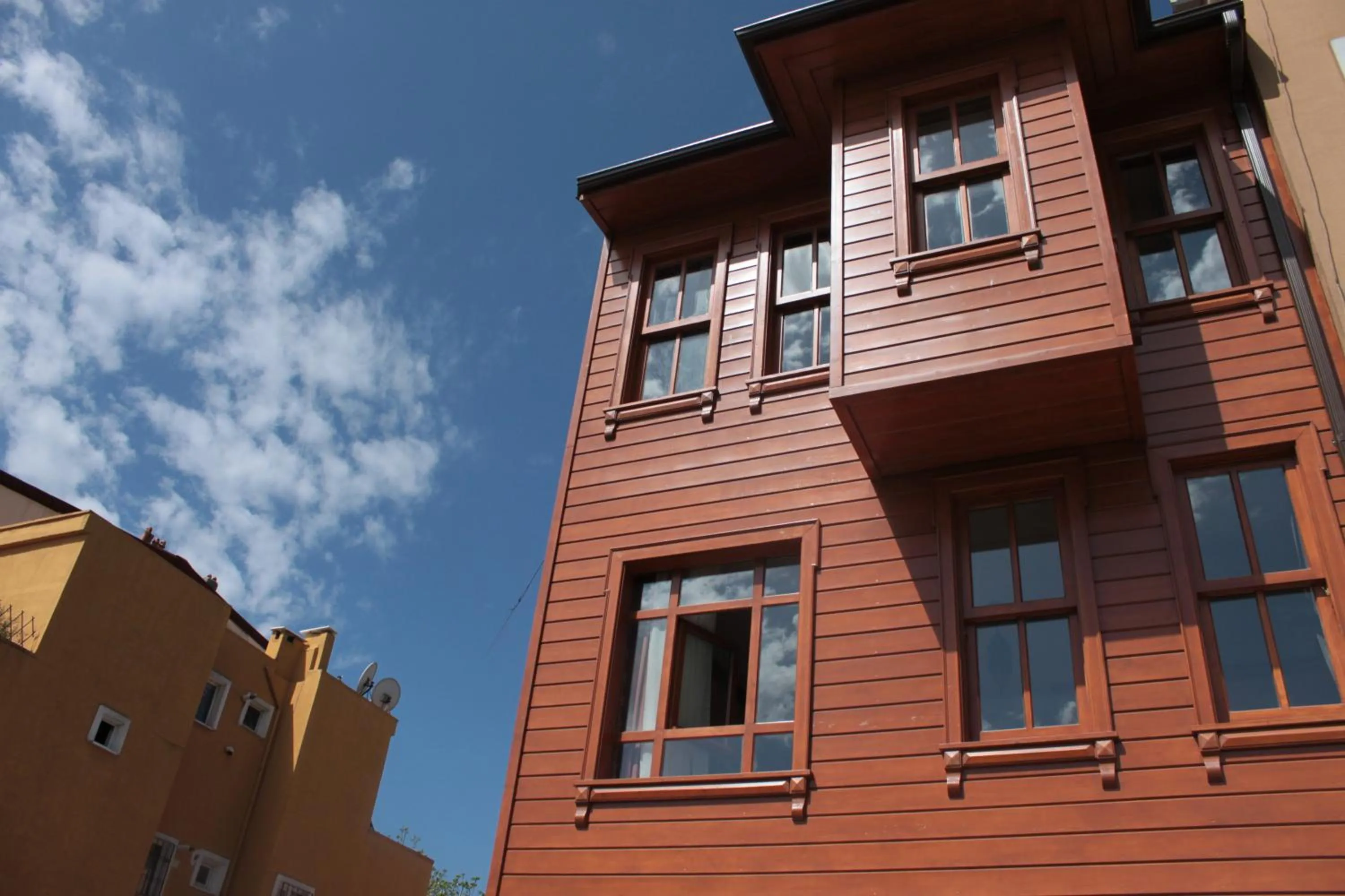 Facade/entrance in Lalinn Hotel