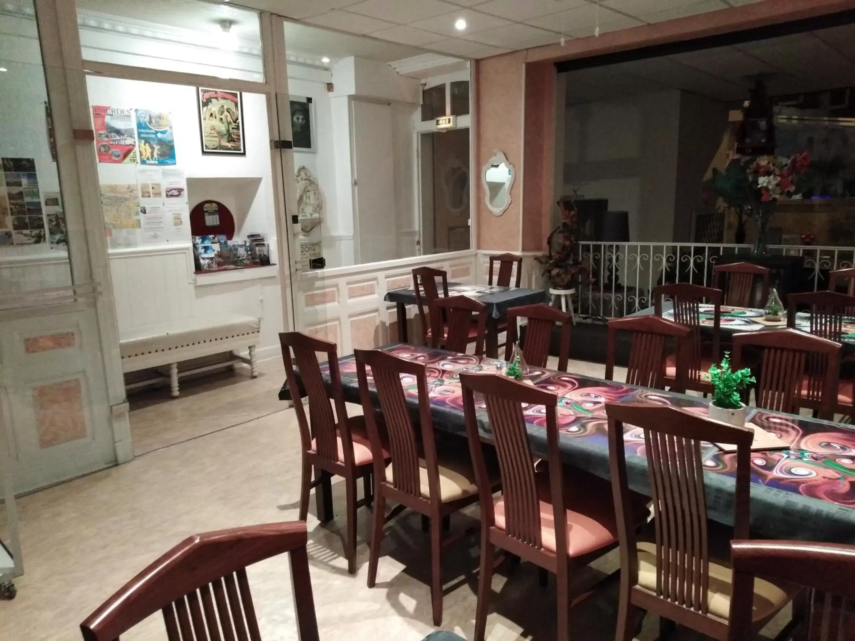 Restaurant/Places to Eat in Chalet Saint Louis