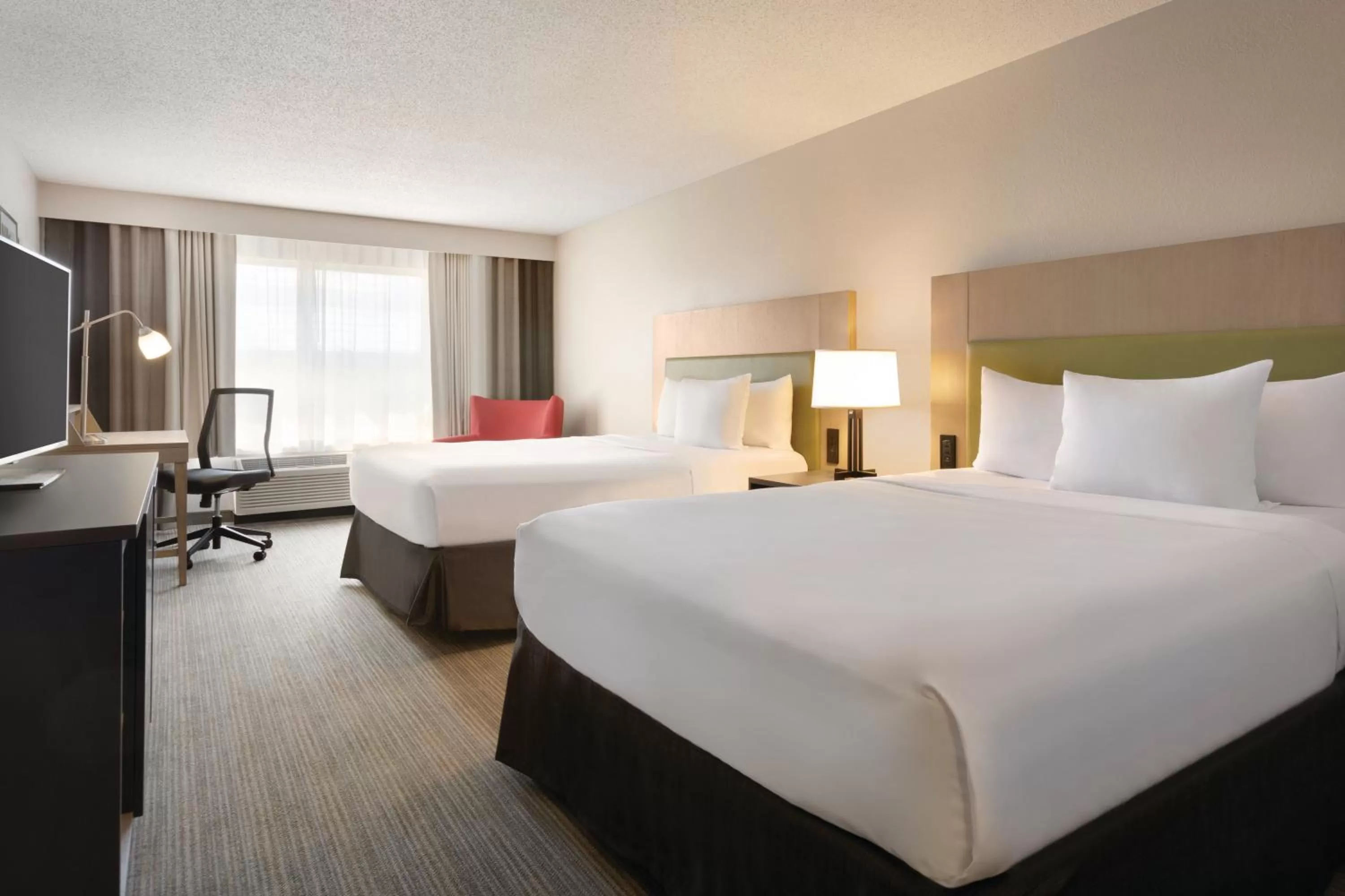 Bed in Country Inn & Suites by Radisson, Brooklyn Park - Brooklyn Center, MN