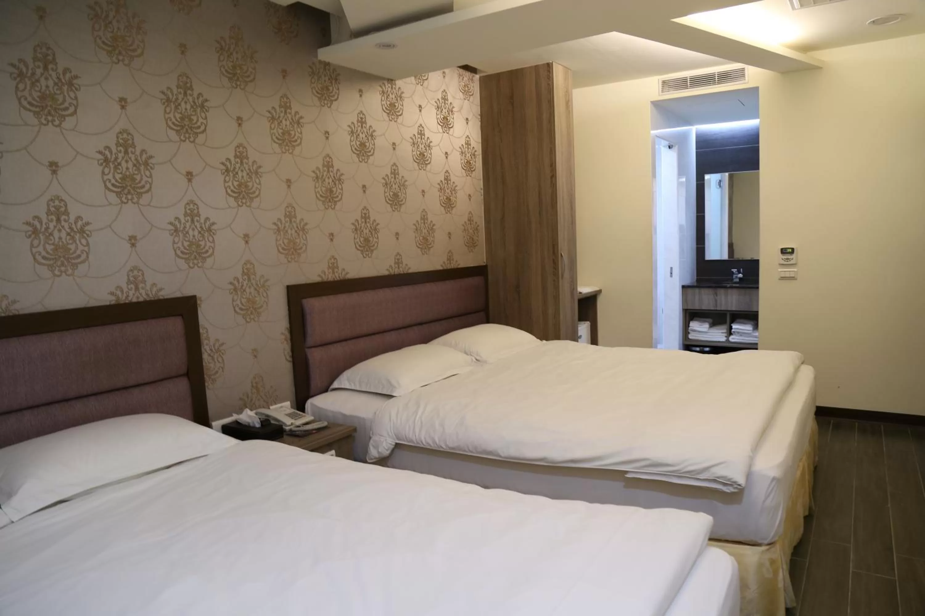 Photo of the whole room, Bed in 德瑞旅店Direct Hotel