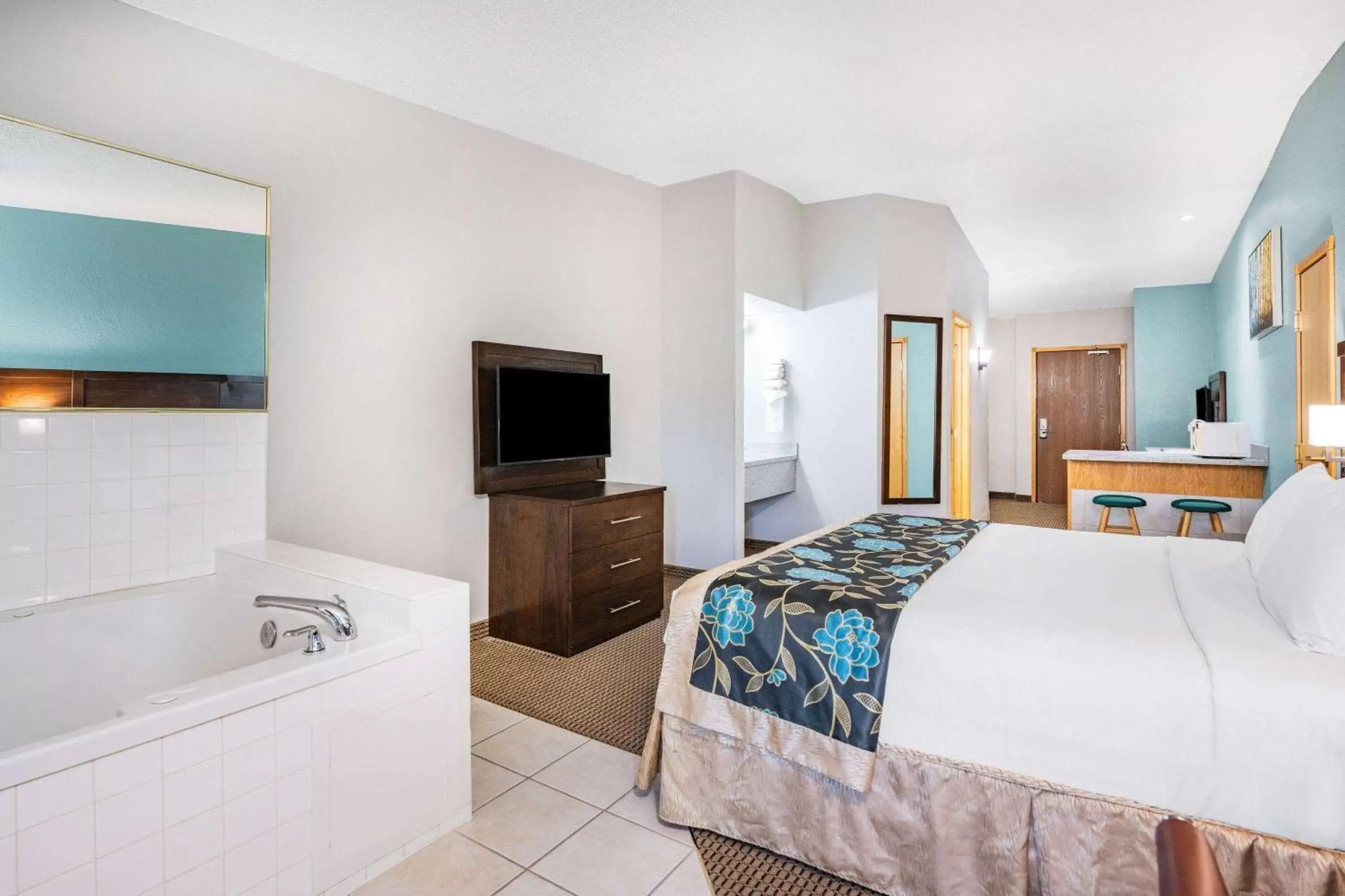 Bed, TV/Entertainment Center in Baymont by Wyndham Keystone Near Mt. Rushmore