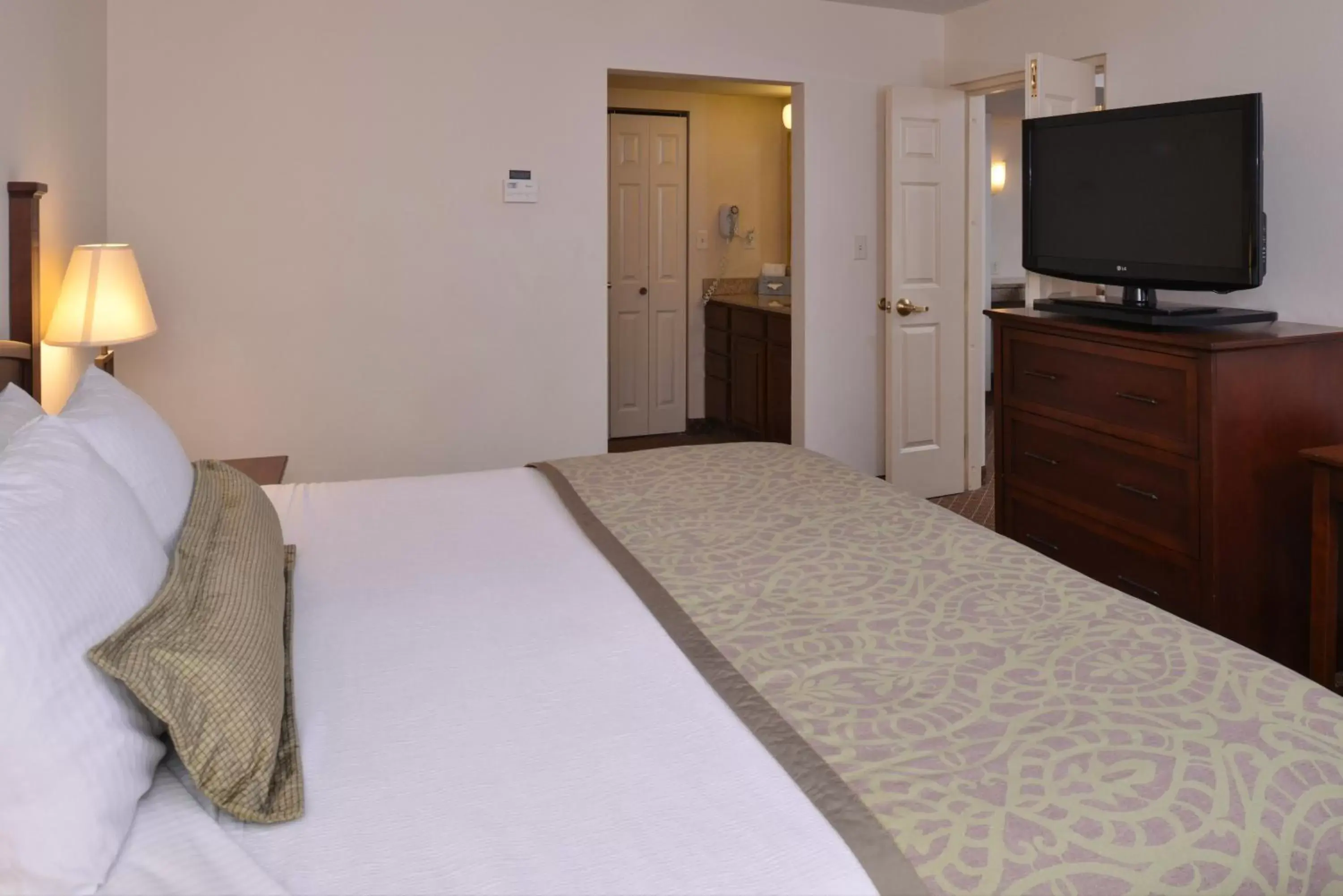 Photo of the whole room, Bed in Staybridge Suites Indianapolis-Airport, an IHG Hotel