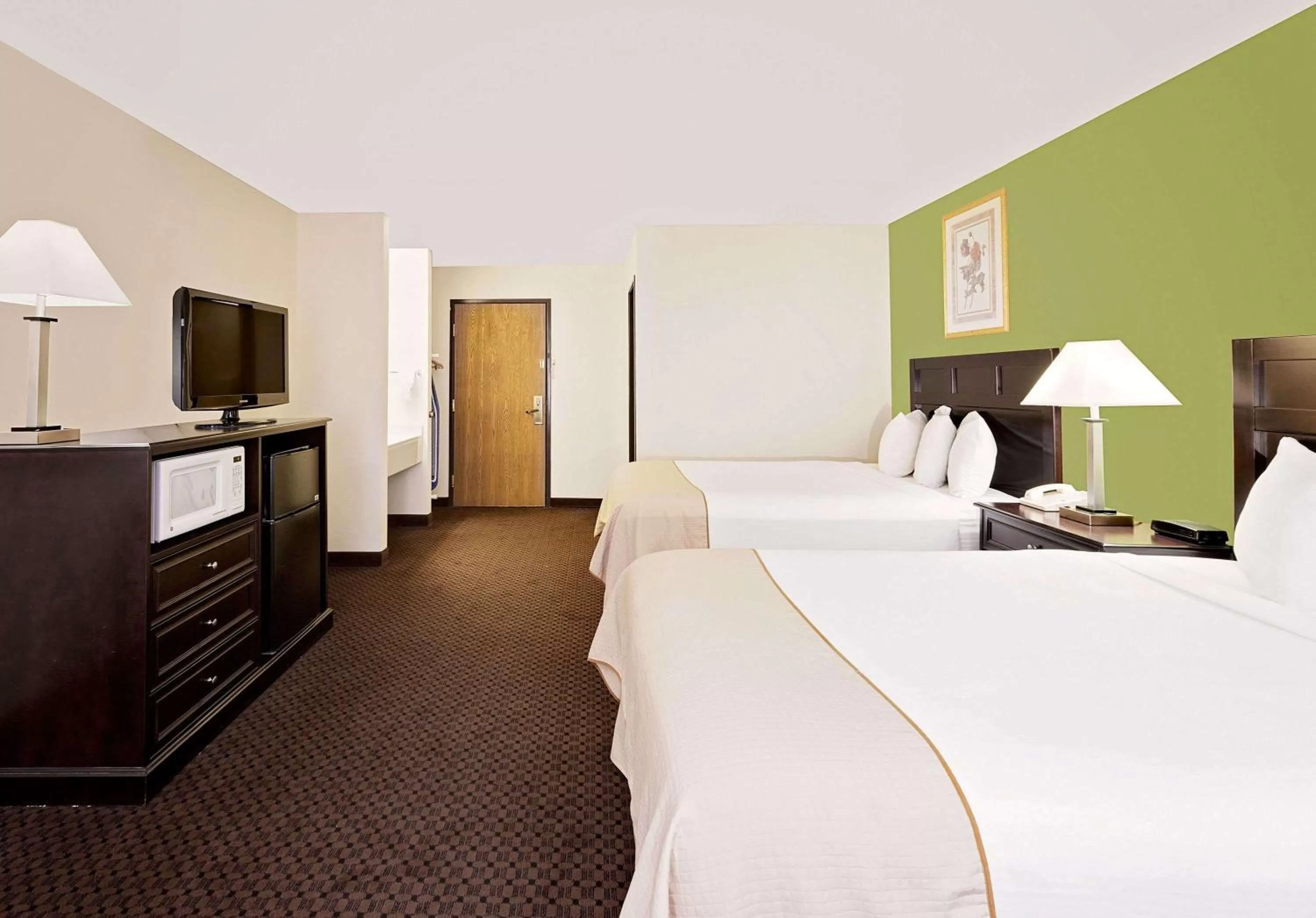 Photo of the whole room, Bed in Baymont by Wyndham Battle Creek Downtown