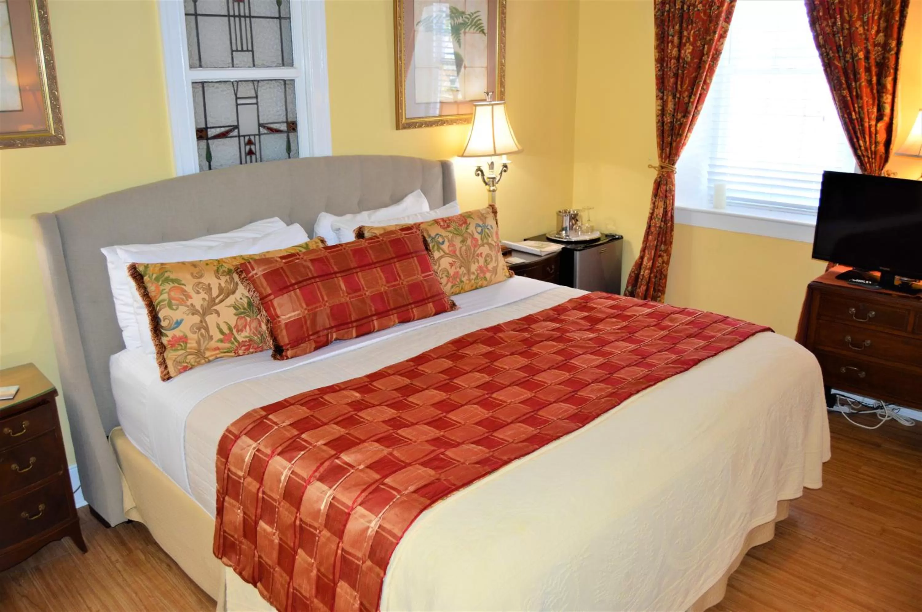 King Room with Balcony - Casa De Solana in Casa De Solana & Victorian House Bed and Breakfast