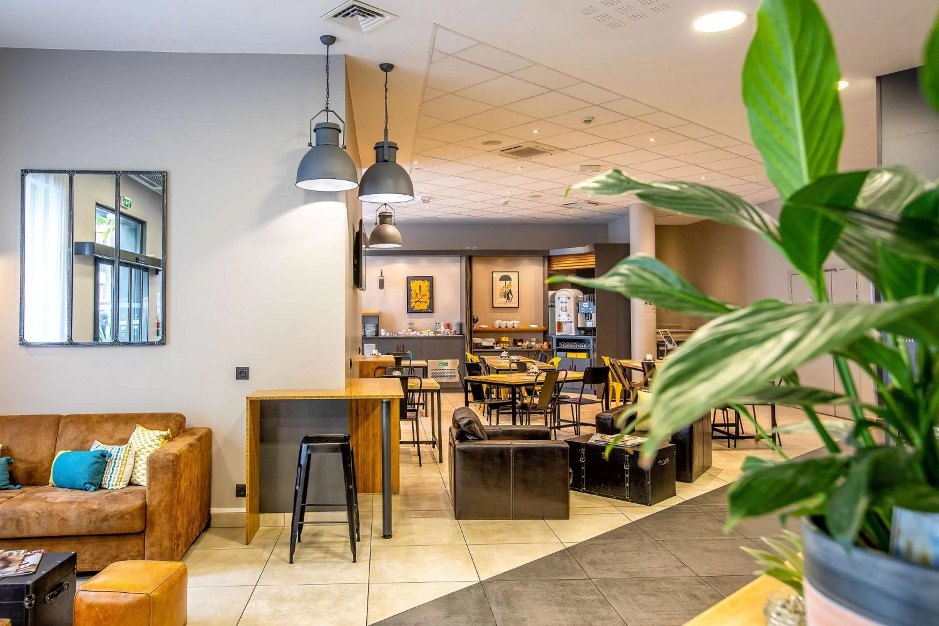 Lobby or reception in Best Western Plus Suitcase Paris La Défense