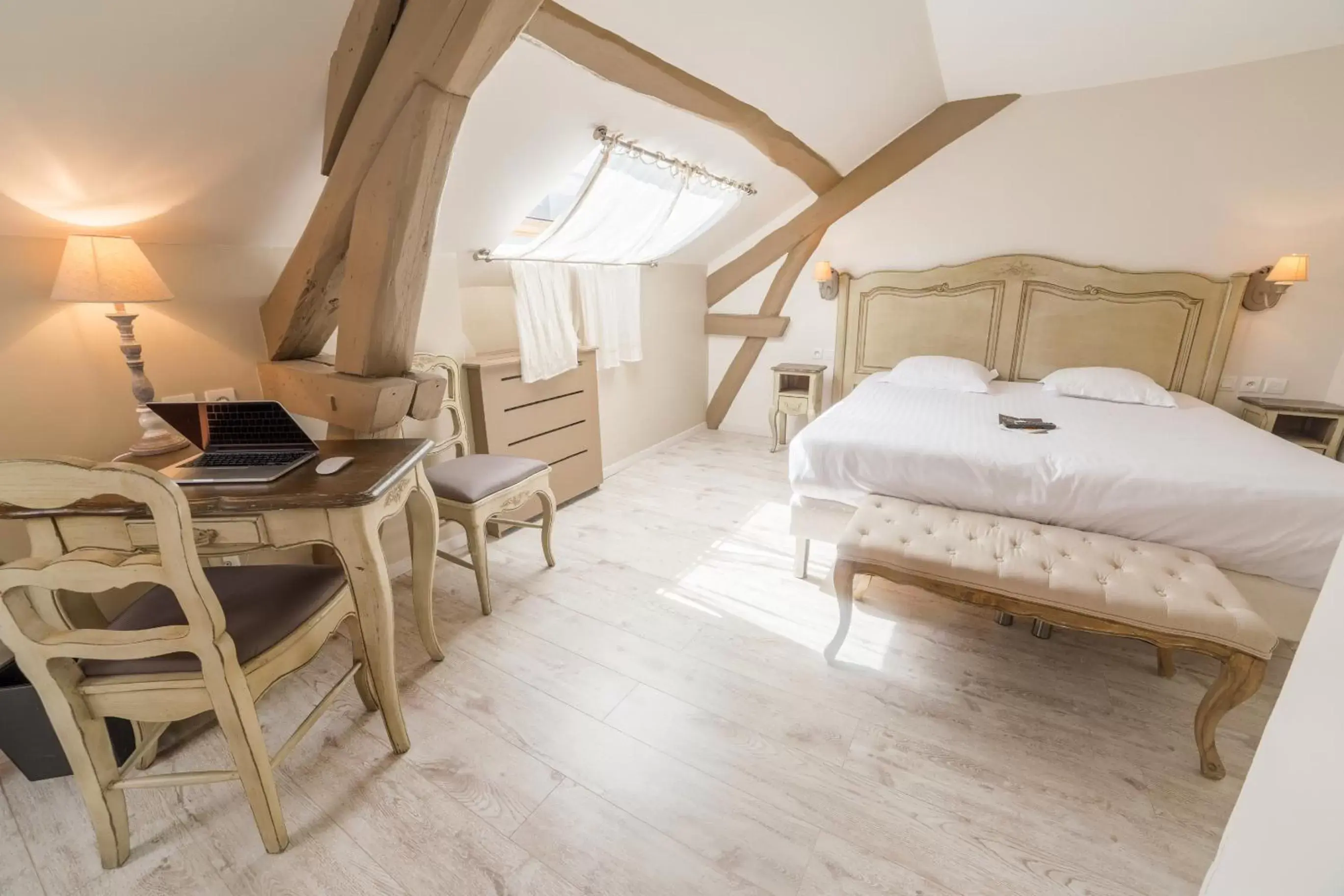 Bedroom in The Originals Boutique, Hôtel Les Poèmes de Chartres (Inter-Hotel)