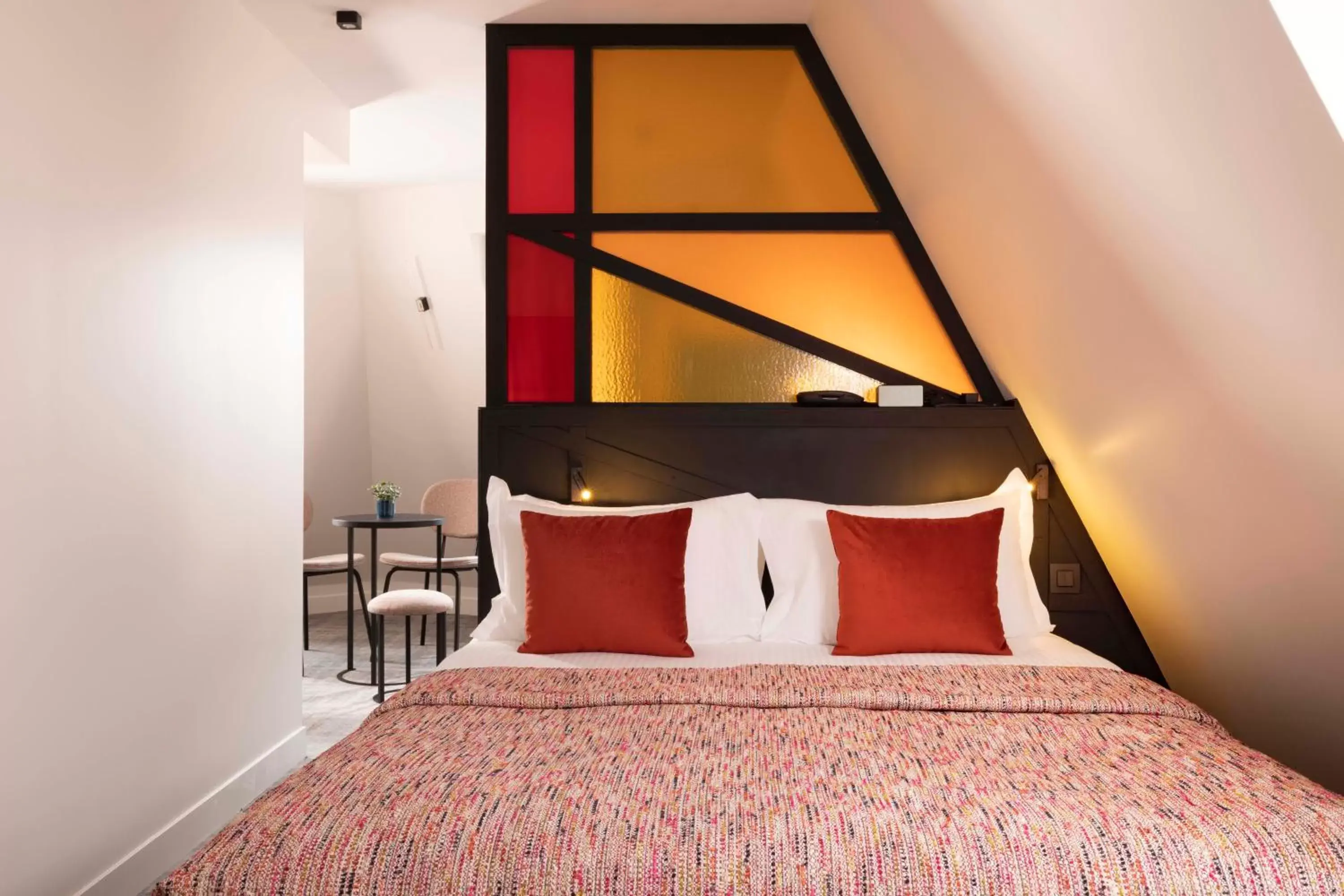 Bed in Le 12 Hôtel