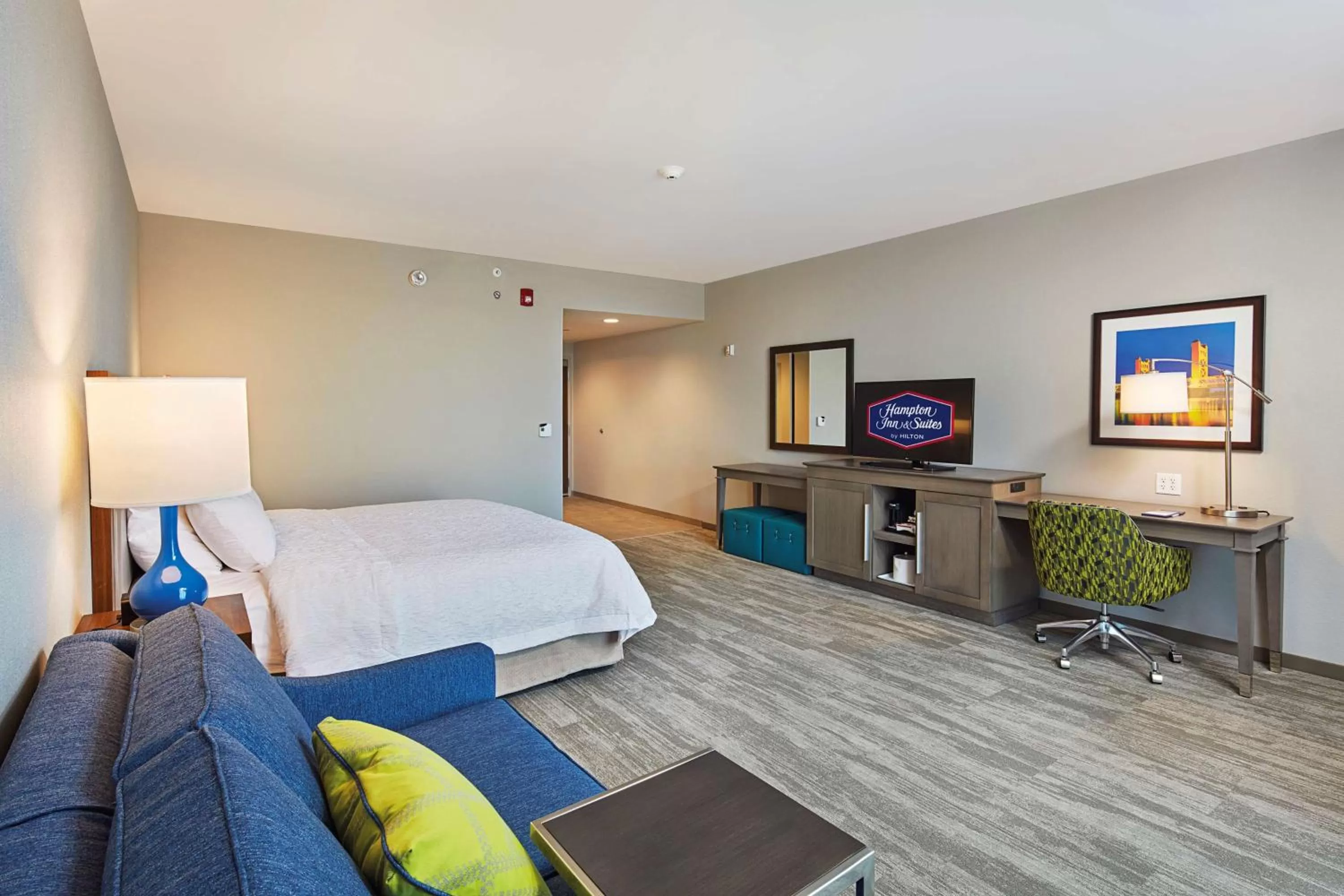 King Room with Bath Tub - Mobility/Hearing Accessible - Non-Smoking in Hampton Inn & Suites Sacramento at CSUS