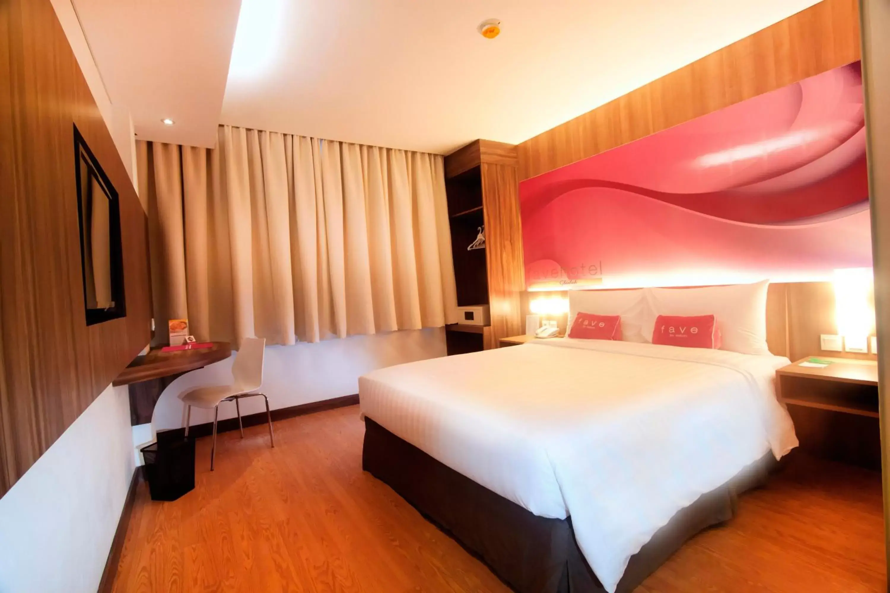 Photo of the whole room, Bed in favehotel LTC Glodok