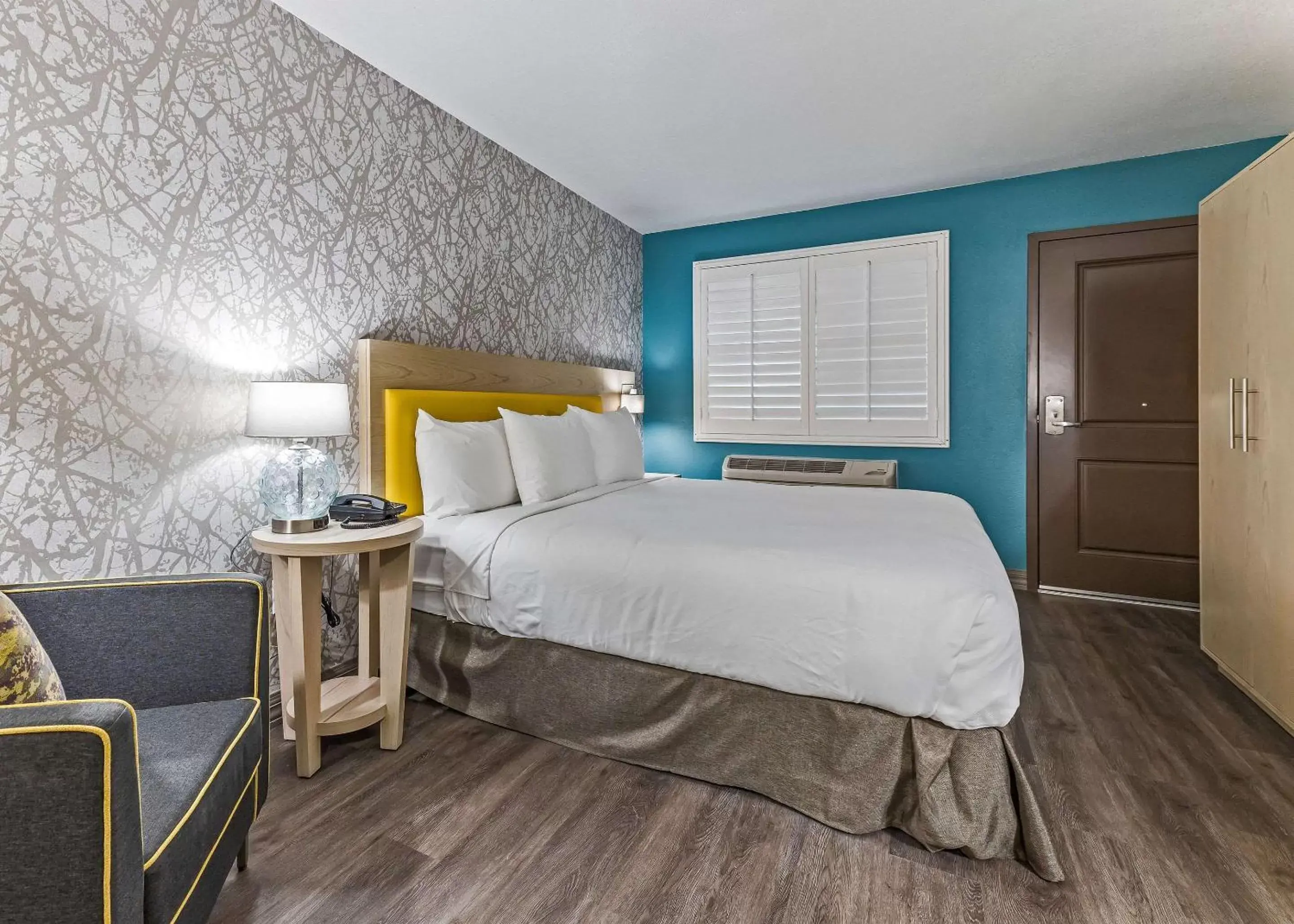 Bed in Hillstone Inn Tulare, Ascend Hotel Collection