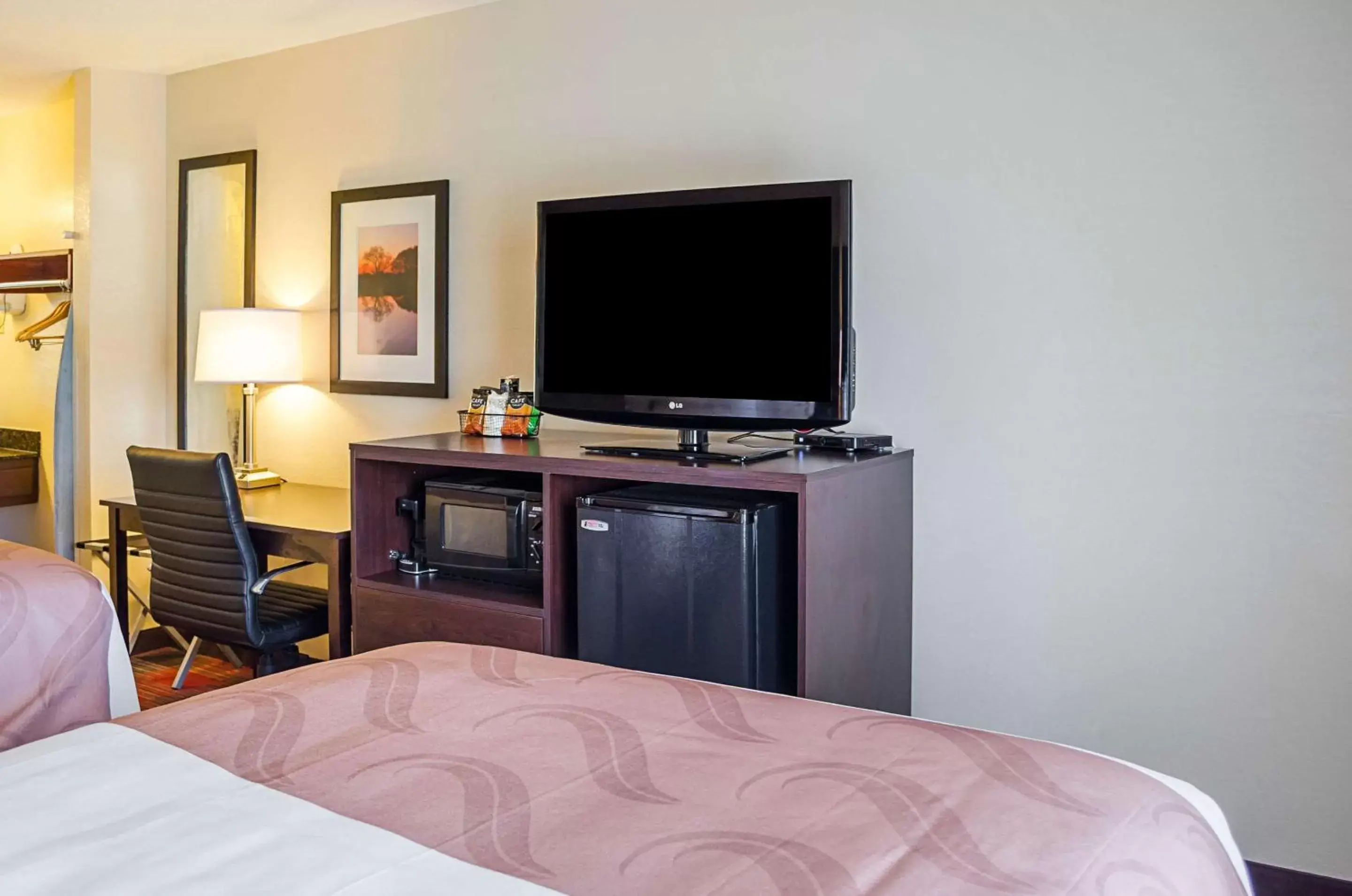 Photo of the whole room, TV/Entertainment Center in Quality Inn Vicksburg