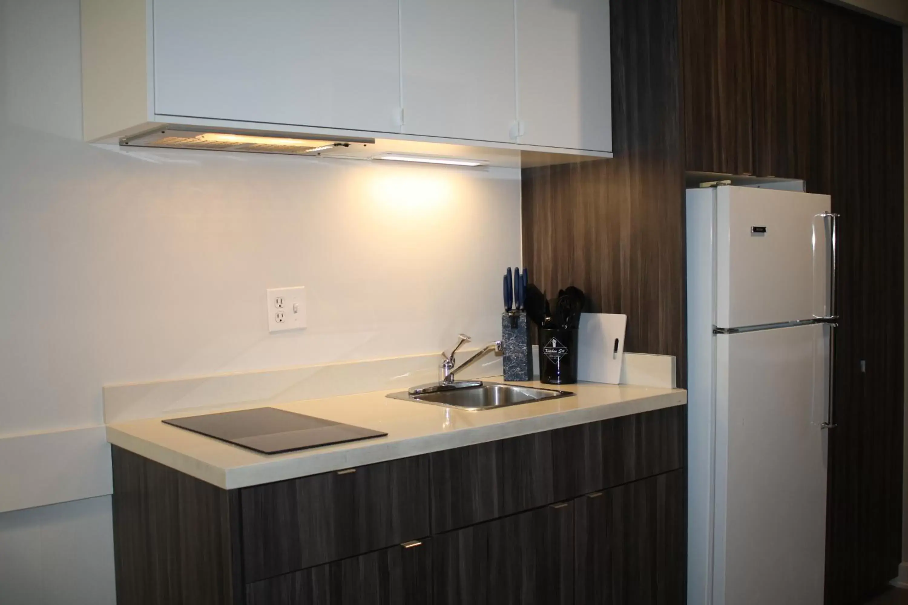 Kitchen or kitchenette, Kitchen/Kitchenette in Executive Suites Hotel & Conference Center, Metro Vancouver